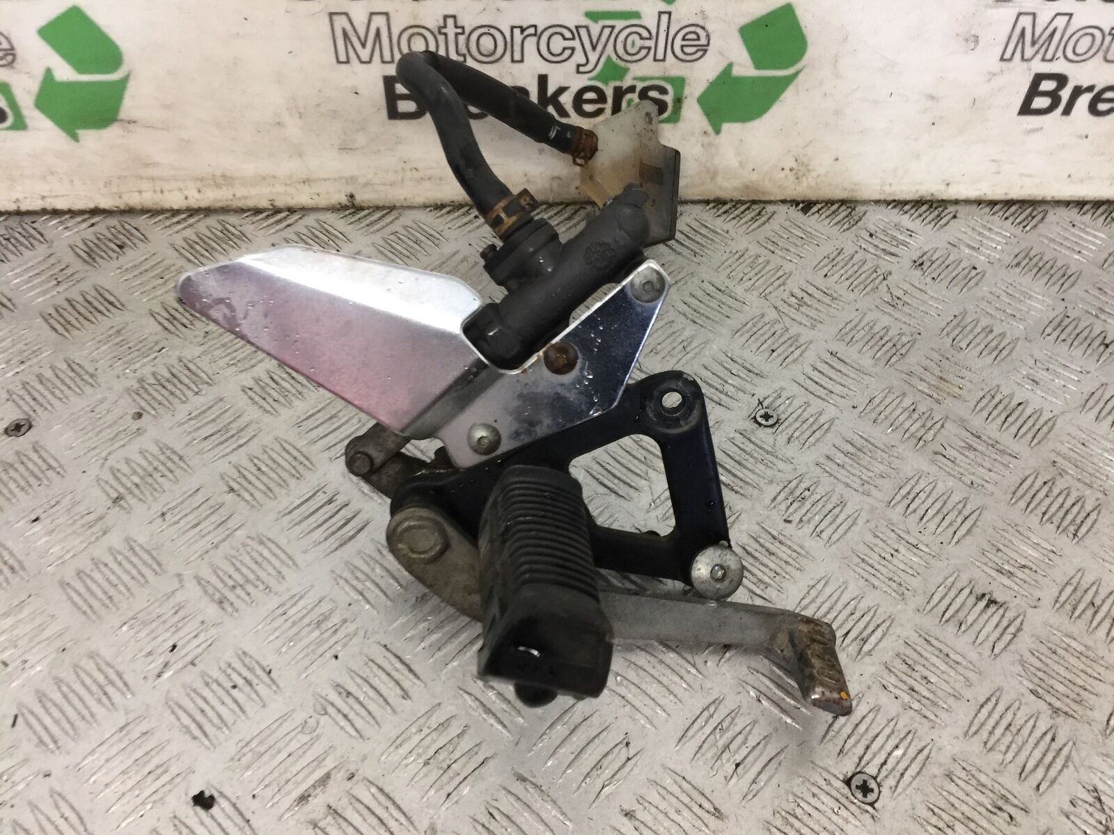 SUZUKI GS500 GS 500 FRONT RIGHT HANGER   YEAR 2004-09 (STOCK 882)