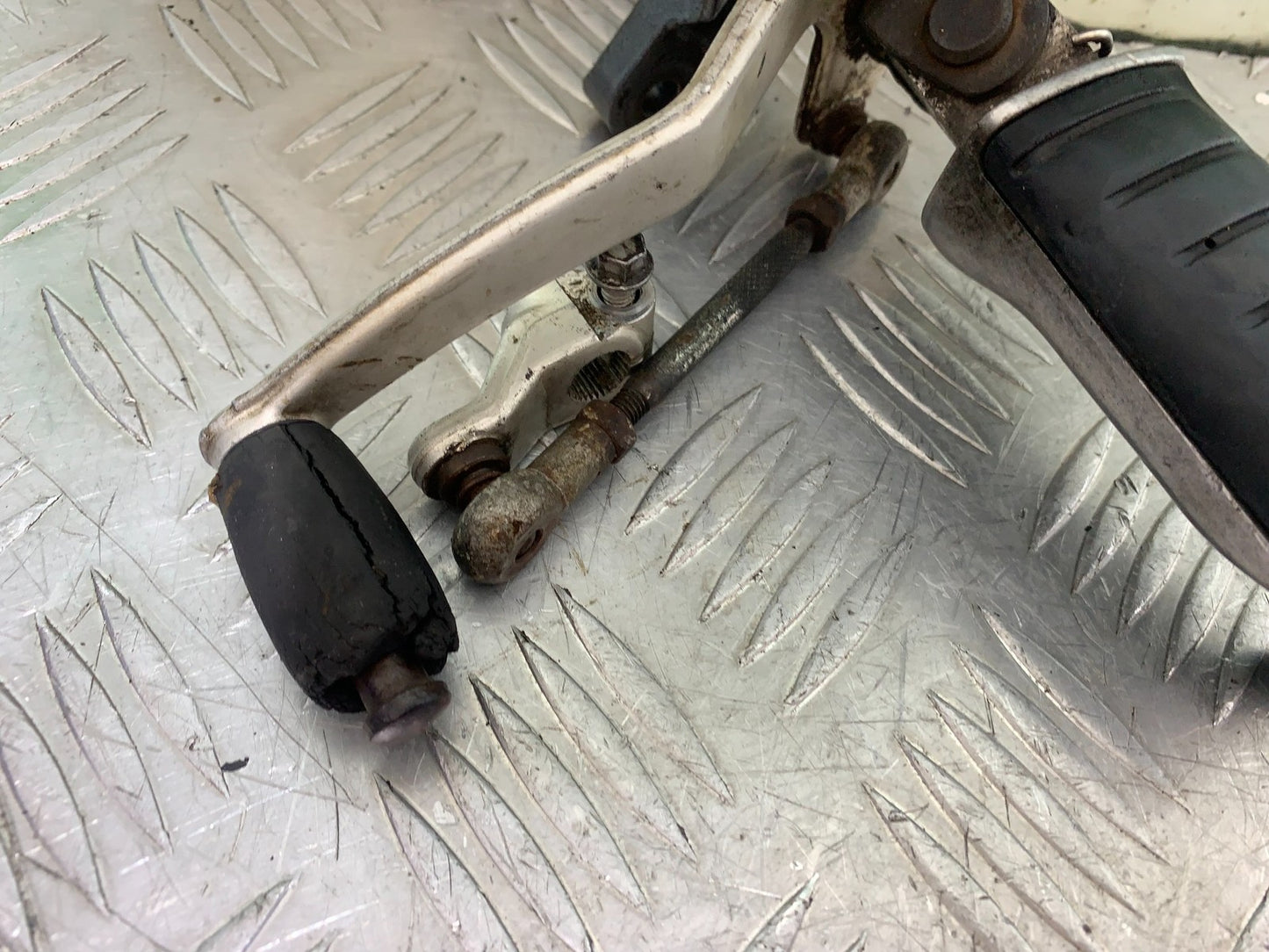TRIUMPH TROPHY 900 FRONT LEFT HANGER AND PEG & LEVER    YEAR 1991-95 (CMB1251)