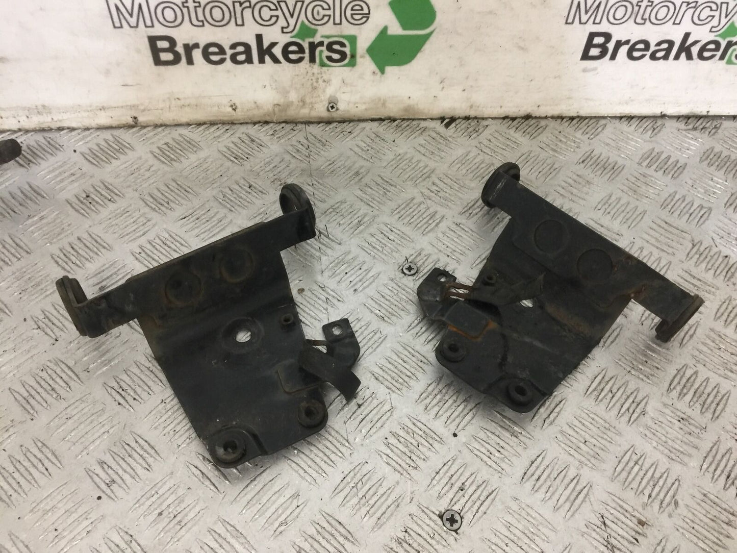 SUZUKI EN125 EN 125 HEADLIGHT BRACKETS   YEAR 2006-09   (STOCK 826)