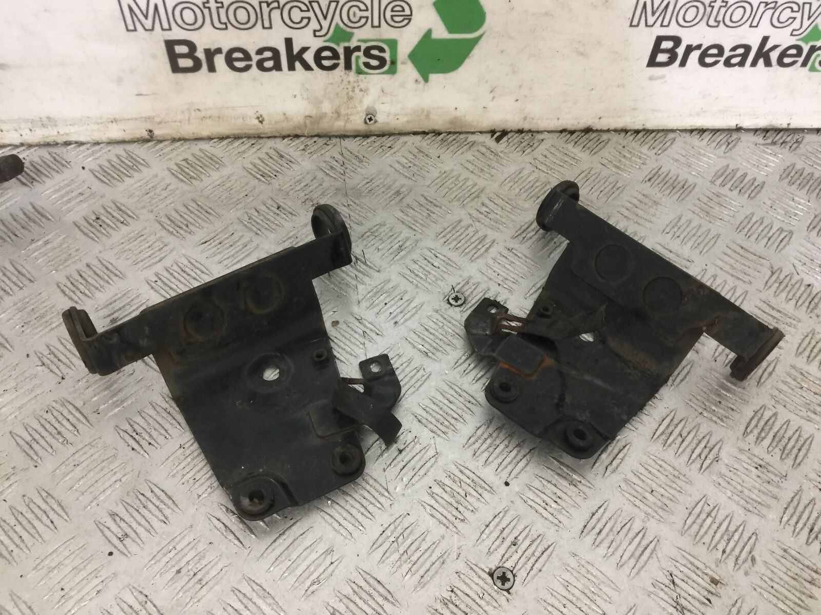 SUZUKI EN125 EN 125 HEADLIGHT BRACKETS   YEAR 2006-09   (STOCK 826)