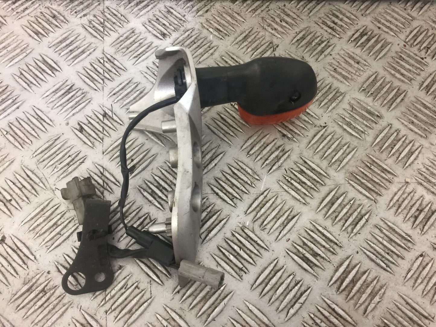 YAMAHA FZ6 RIGHT INDICATOR AND BRACKET  YEAR 2005  (STOCK 589)