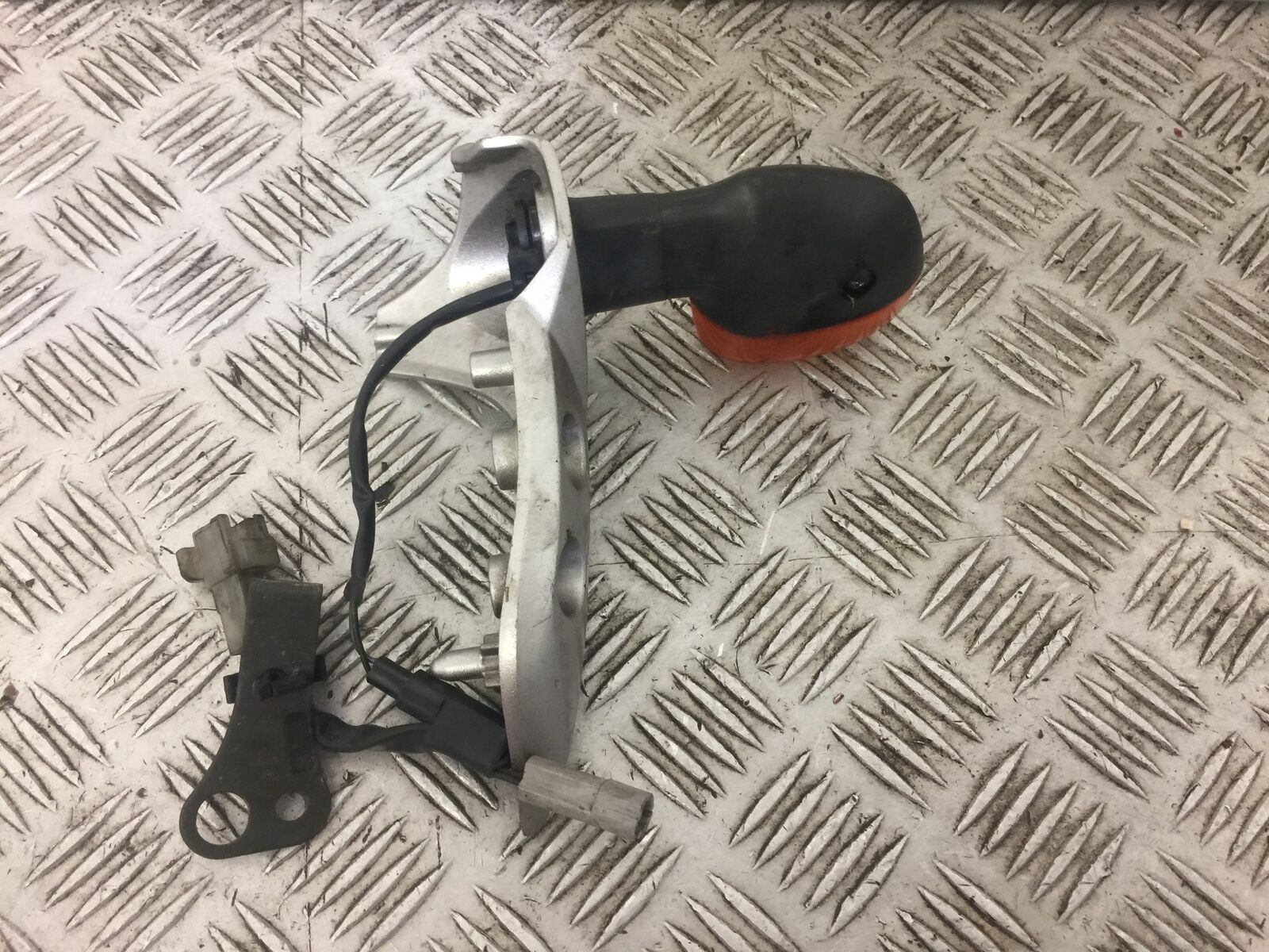 YAMAHA FZ6 RIGHT INDICATOR AND BRACKET  YEAR 2005  (STOCK 589)