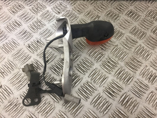 YAMAHA FZ6 RIGHT INDICATOR AND BRACKET  YEAR 2005  (STOCK 589)