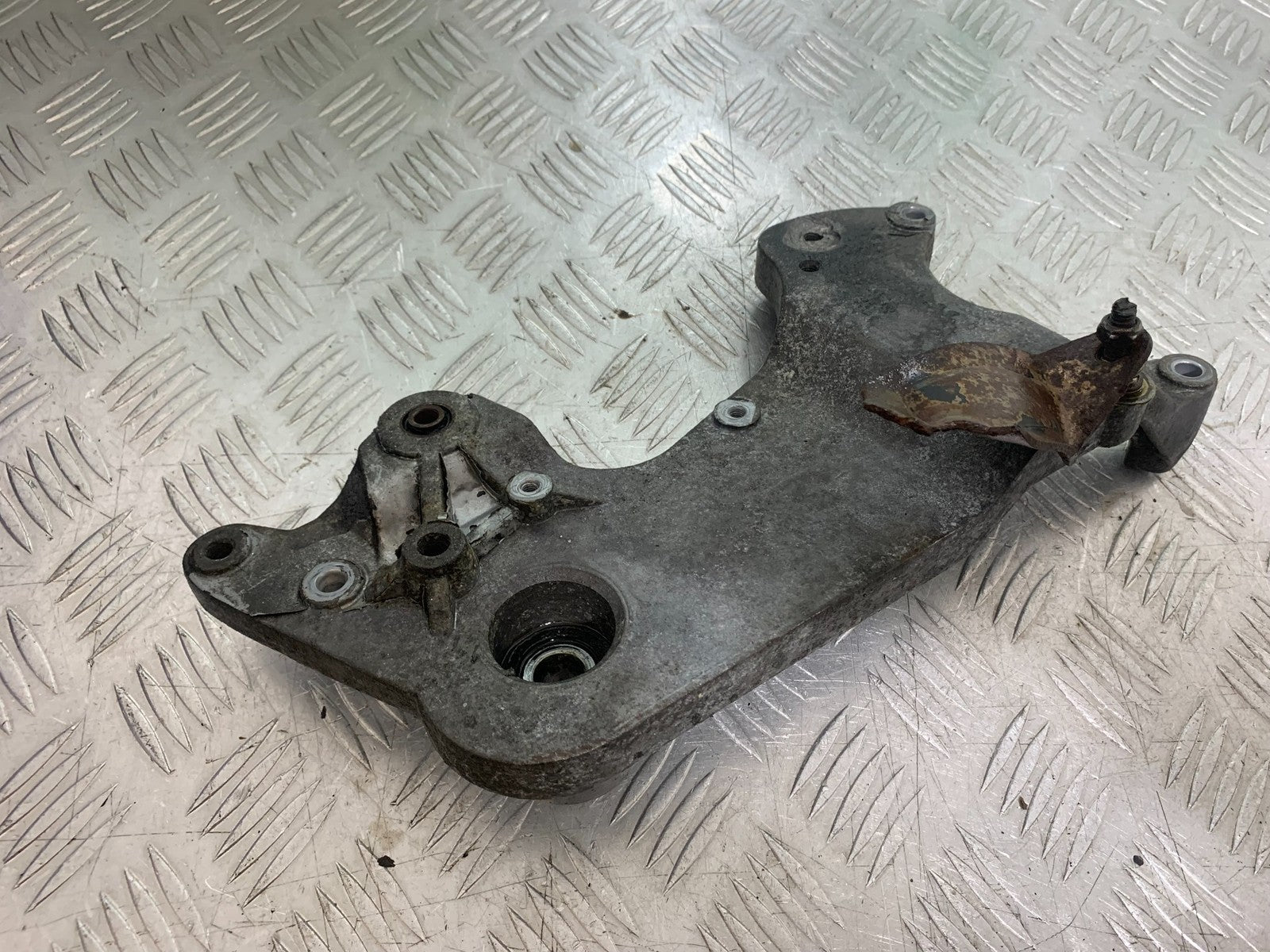 NECO ALEXONE 125 EXHAUST BRACKET YEAR 2016-2022  (CMB1273)