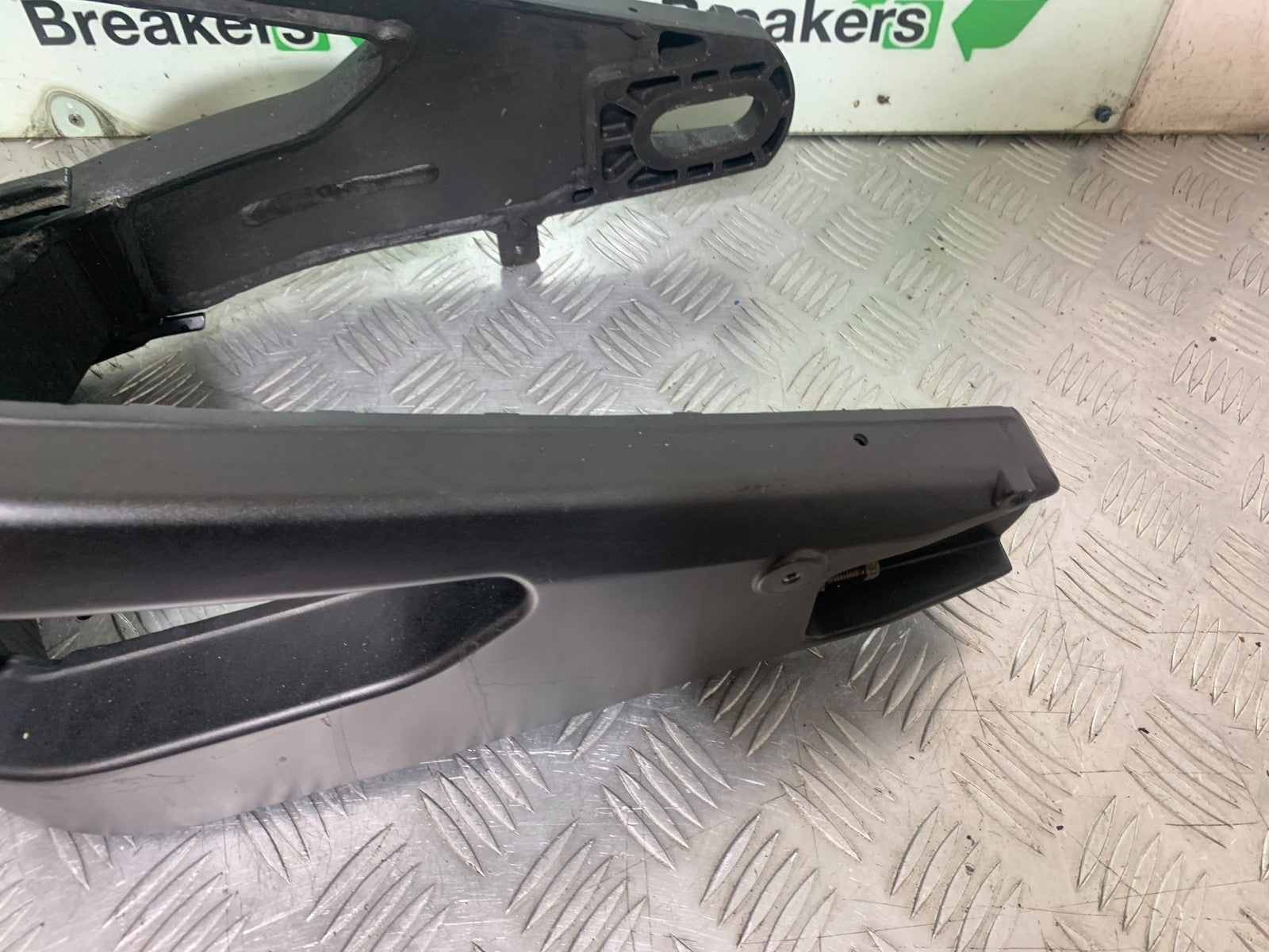 YAMAHA YZF R1 14 B BIG BANG SWINGARM    2009-14 (CMB1175)