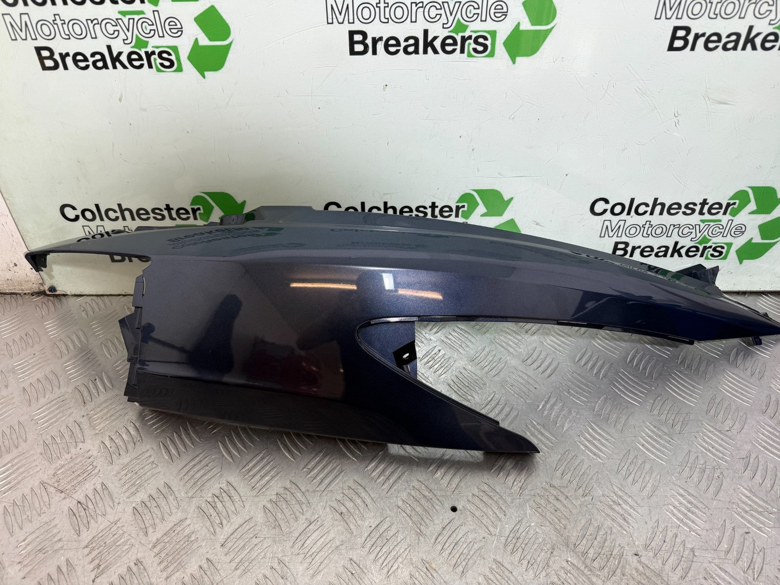 SUZUKI UH125 UH200 UH 125 200 BURGMAN RIGHT SEAT PANEL YEAR 2007-2009