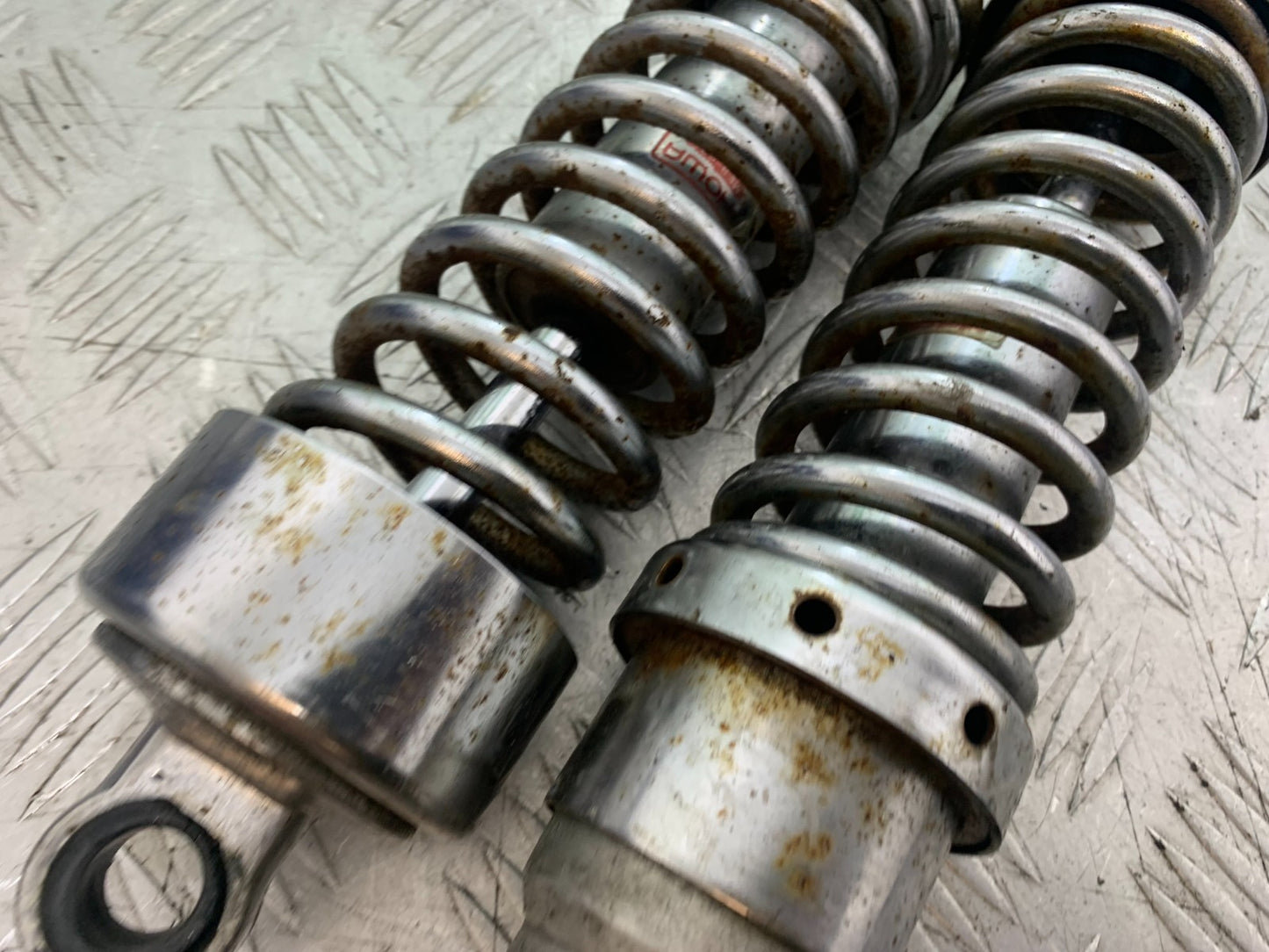 HONDA VT700 VT 700 SHADOW REAR SHOCKS   YEAR 1984-85 (CMB1328)