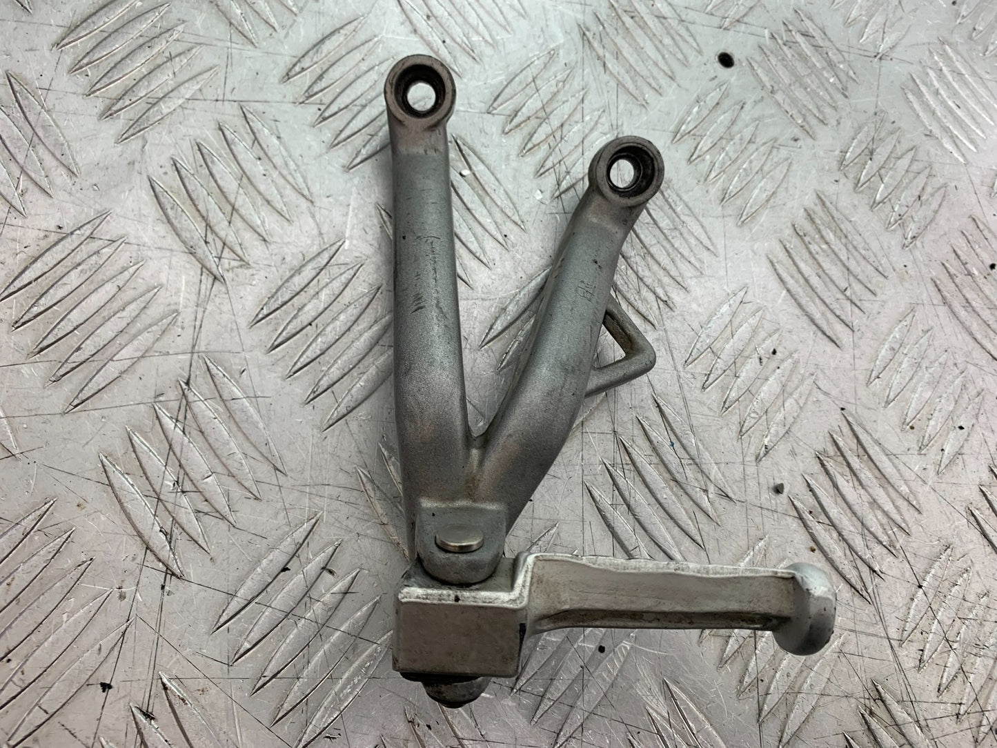 TRIUMPH 955i DAYTONA LEFT REAR HANGER AND PEG  YEAR 2002-2006 (CMB1229)