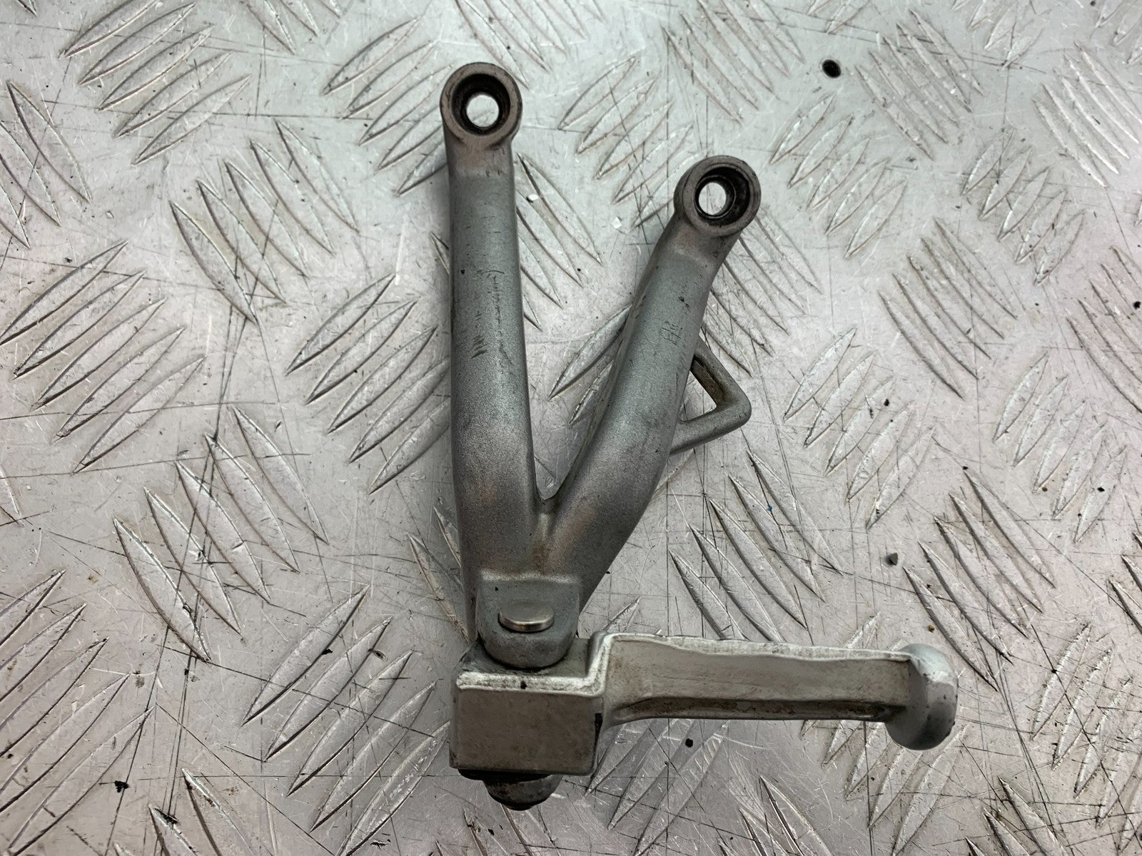 TRIUMPH 955i DAYTONA LEFT REAR HANGER AND PEG  YEAR 2002-2006 (CMB1229)