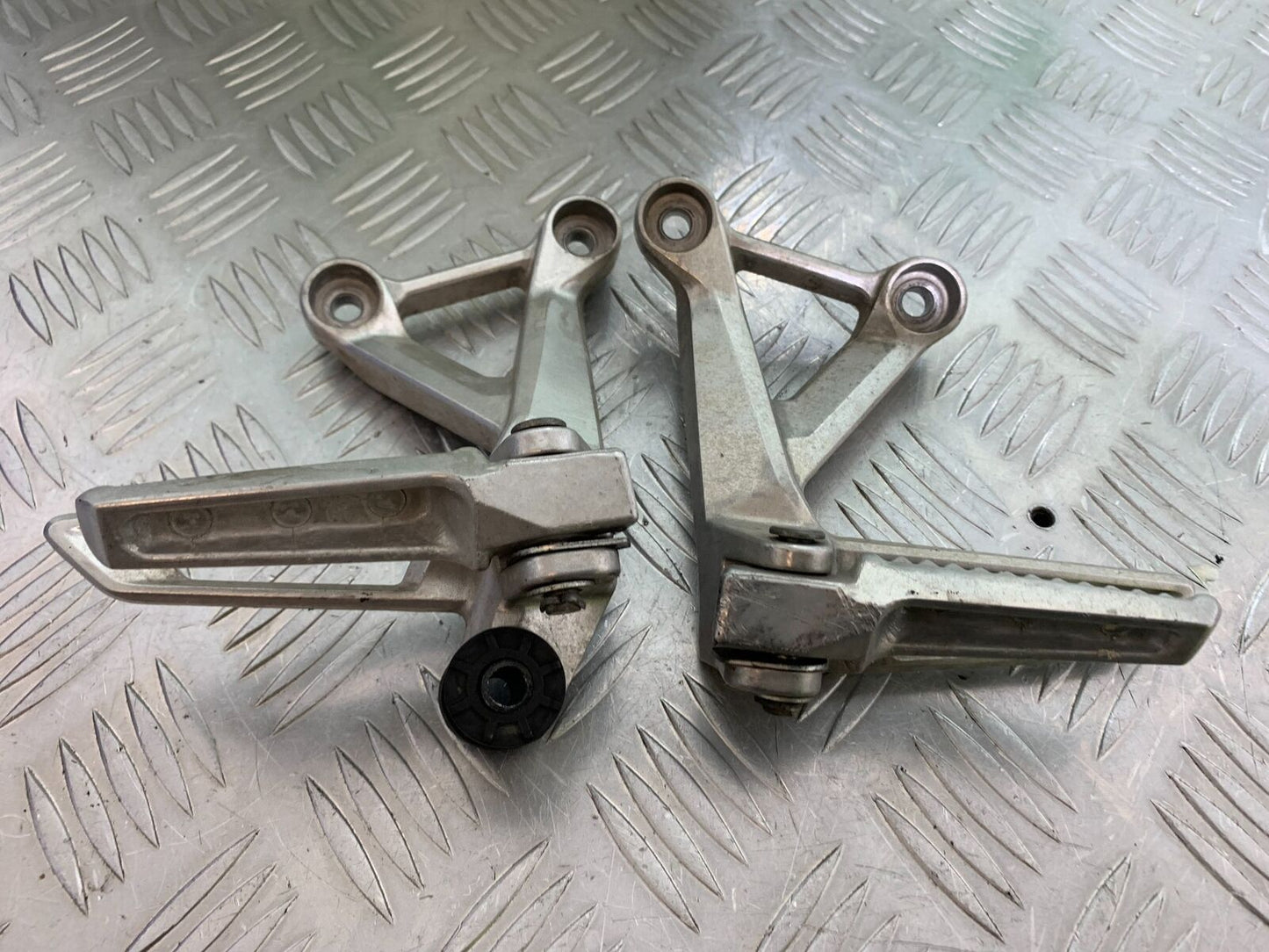 HONDA CBR500R CBR 500 R REAR HANGERS AND PEGS  YEAR 2016 (CMB1066)