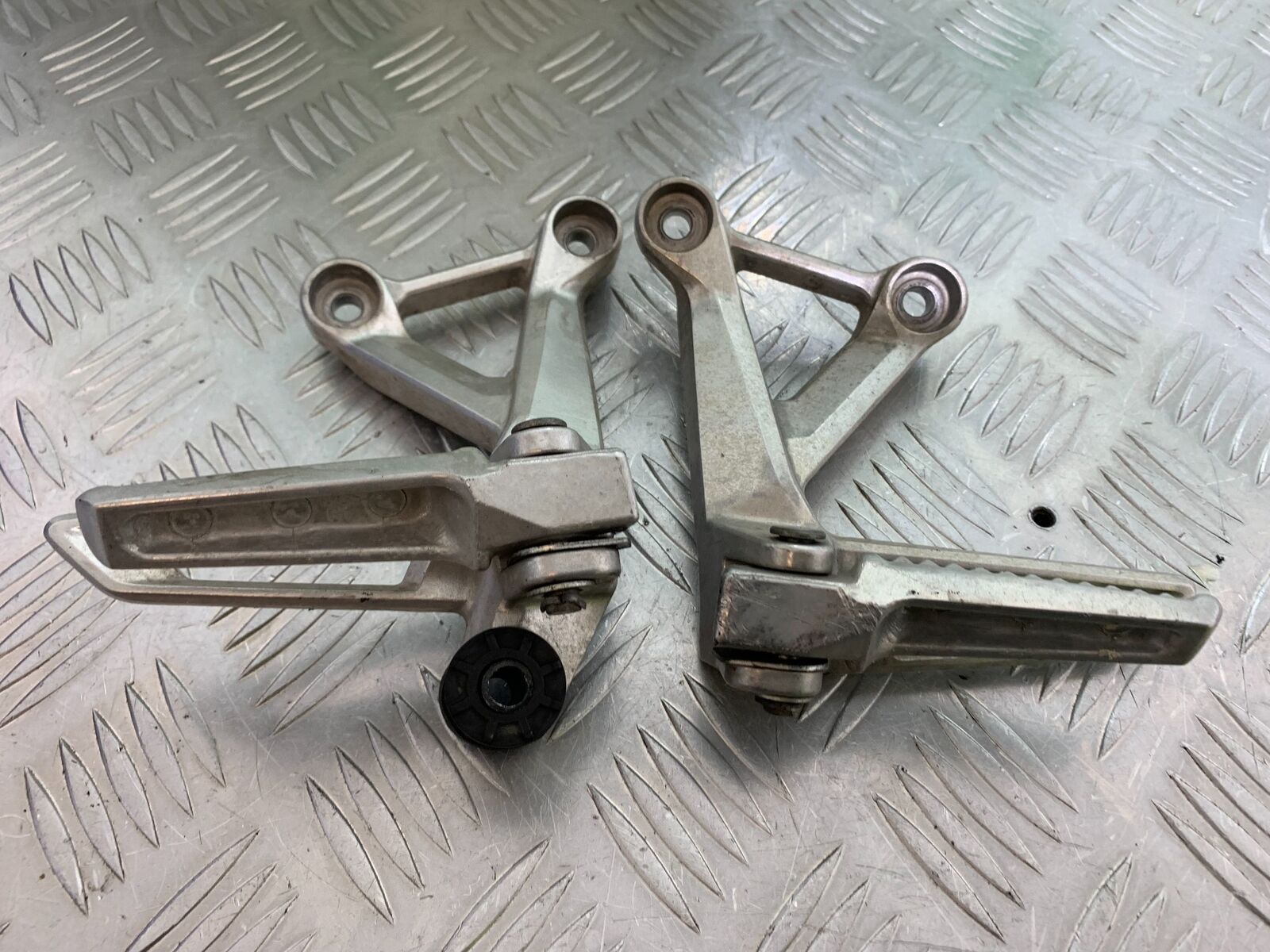 HONDA CBR500R CBR 500 R REAR HANGERS AND PEGS  YEAR 2016 (CMB1066)