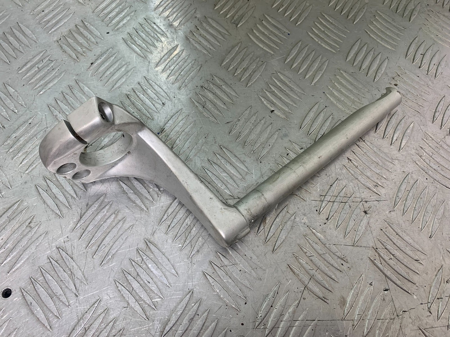 TRIUMPH 1050 SPRINT ST RIGHT HANDLEBAR YEAR 2004-2007 (CMB1197)
