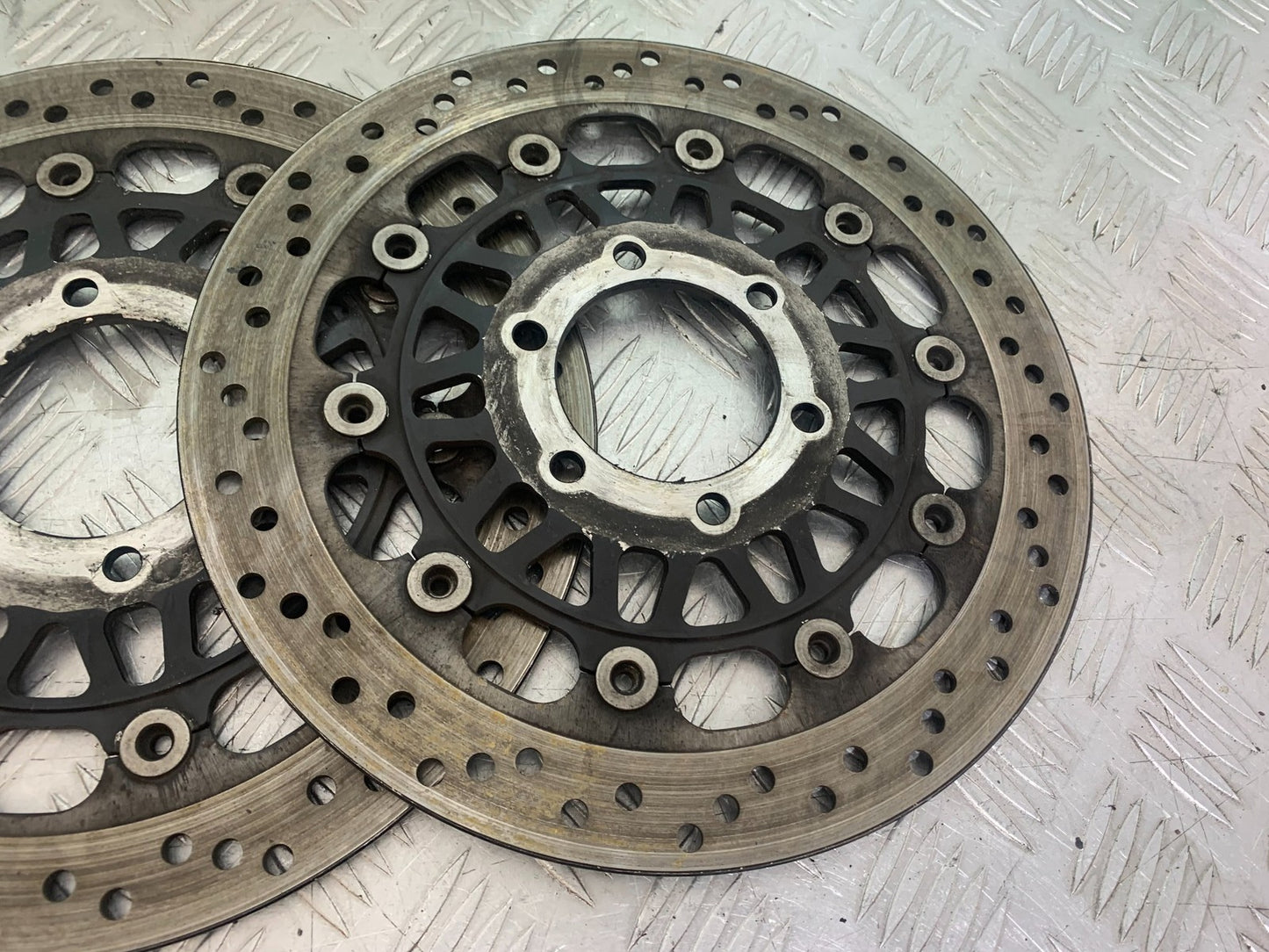 TRIUMPH 955i SPRINT ST FRONT BRAKE DISCS    1999-2004 (CMB1176)
