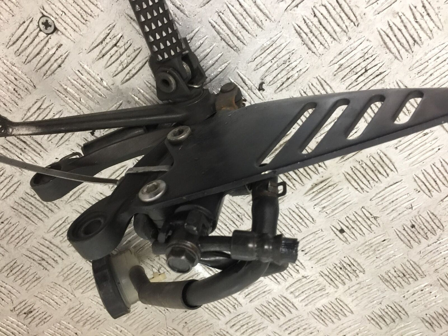 KAWASAKI ZX6R FRONT RIGHT HANGER  YEAR 2009-2012  (STOCK 897)