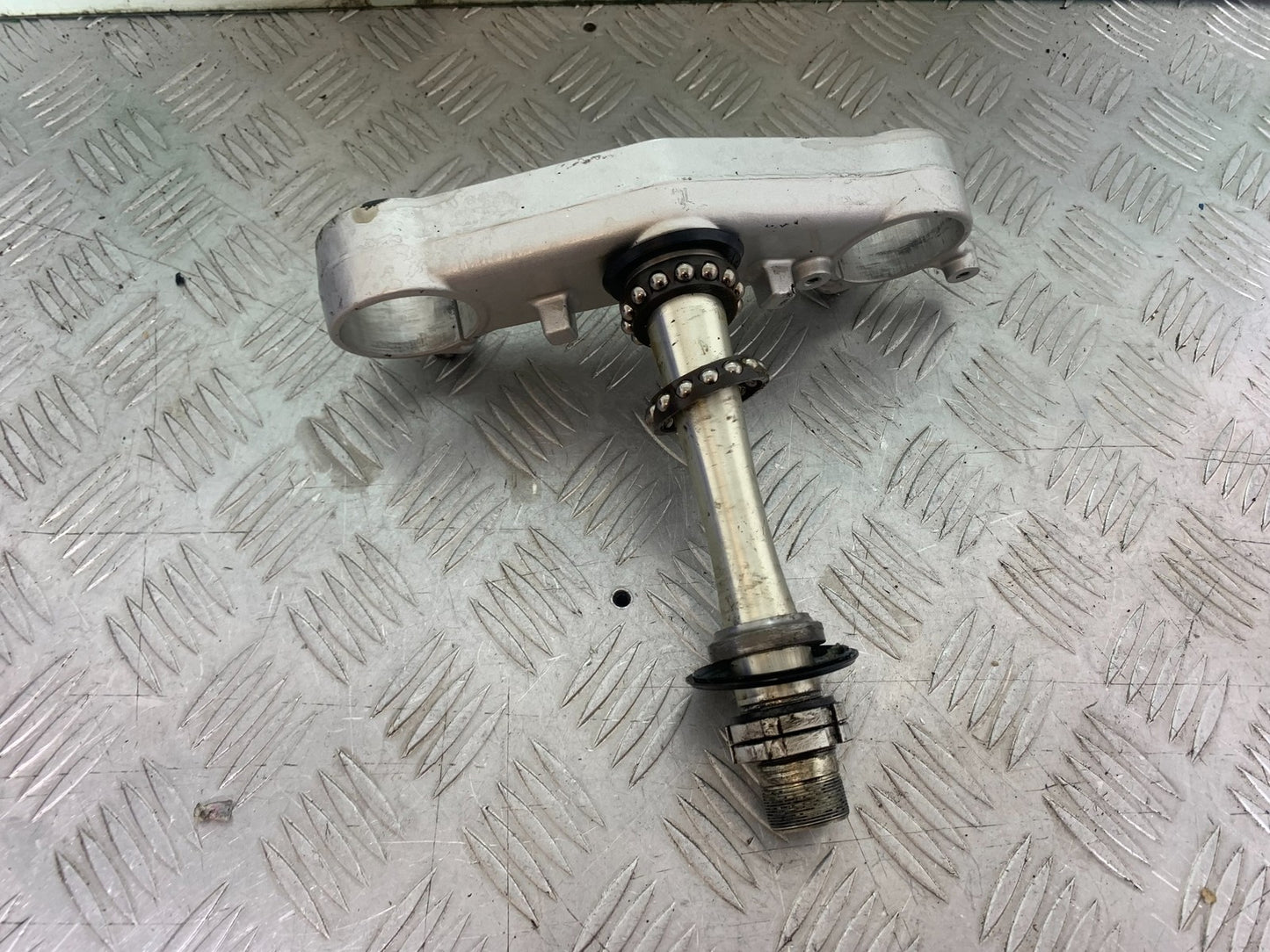 YAMAHA YZF R1 14 B BIG BANG BOTTOM YOKE   2009-14 (CMB1175)