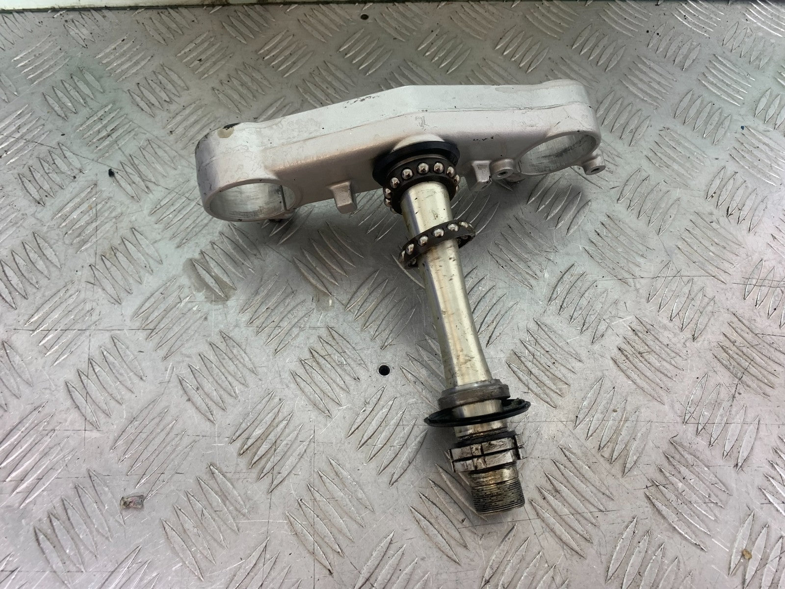 YAMAHA YZF R1 14 B BIG BANG BOTTOM YOKE   2009-14 (CMB1175)