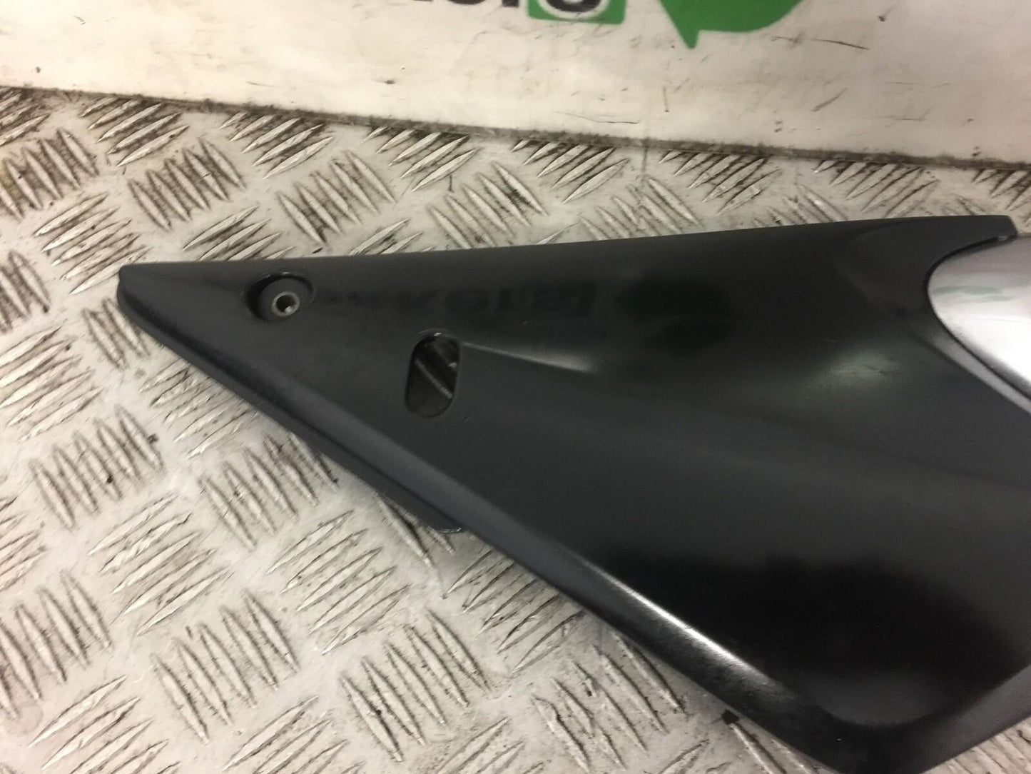 SUZUKI GSF600 GSF 600 BANDIT RIGHT SEAT PANEL  YEAR 2002 STOCK 416