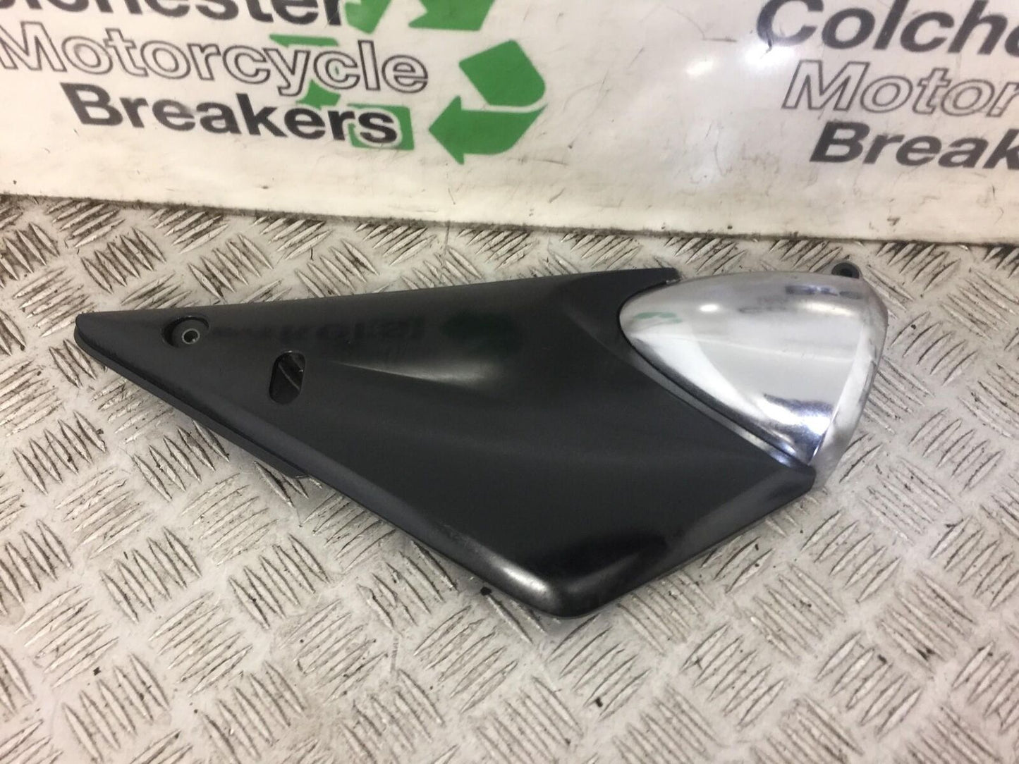 SUZUKI GSF600 GSF 600 BANDIT RIGHT SEAT PANEL  YEAR 2002 STOCK 416