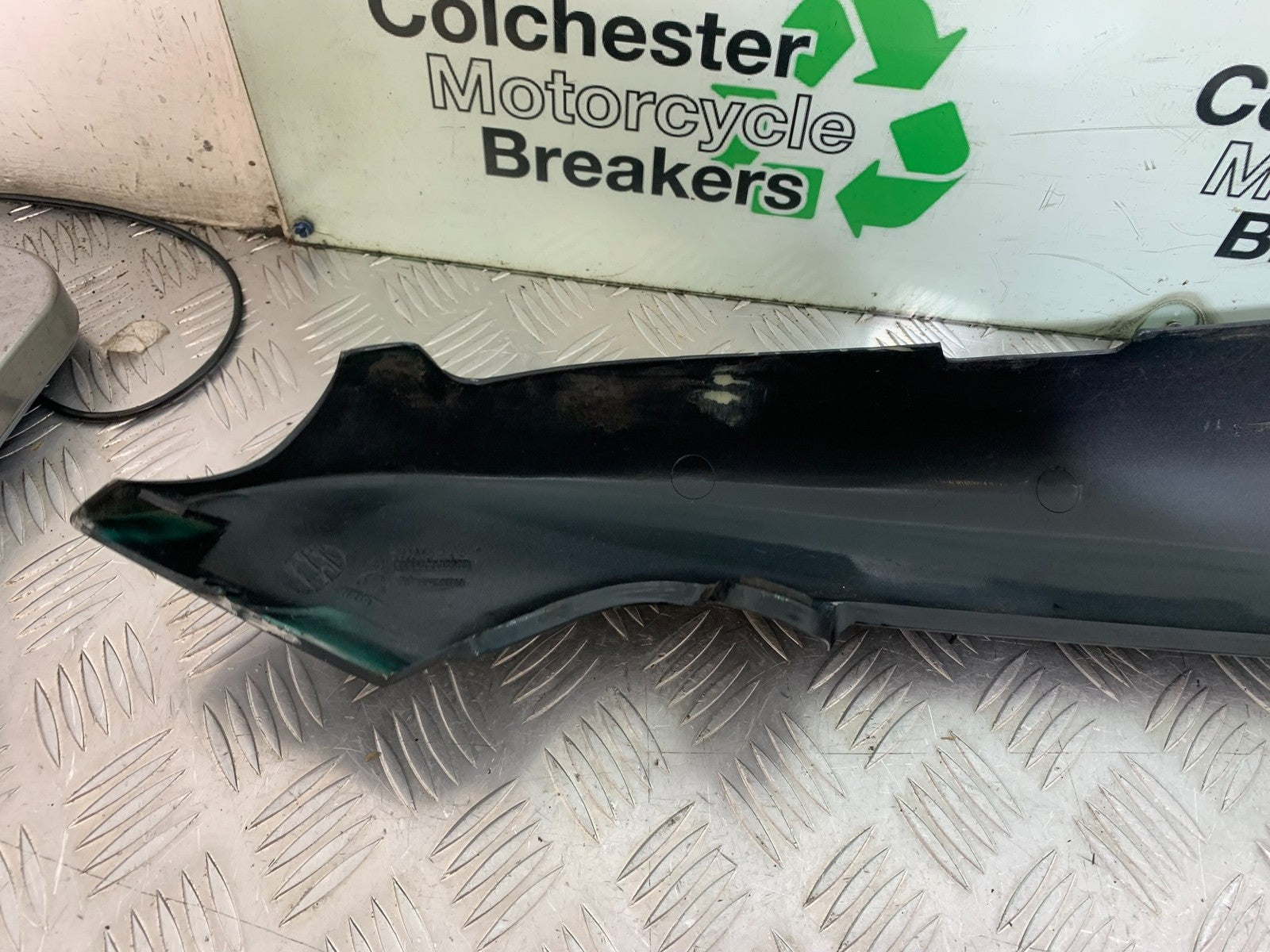 TRIUMPH 955i SPRINT ST RIGHT SEAT PANEL YEAR 1999-04 (CMB1230)