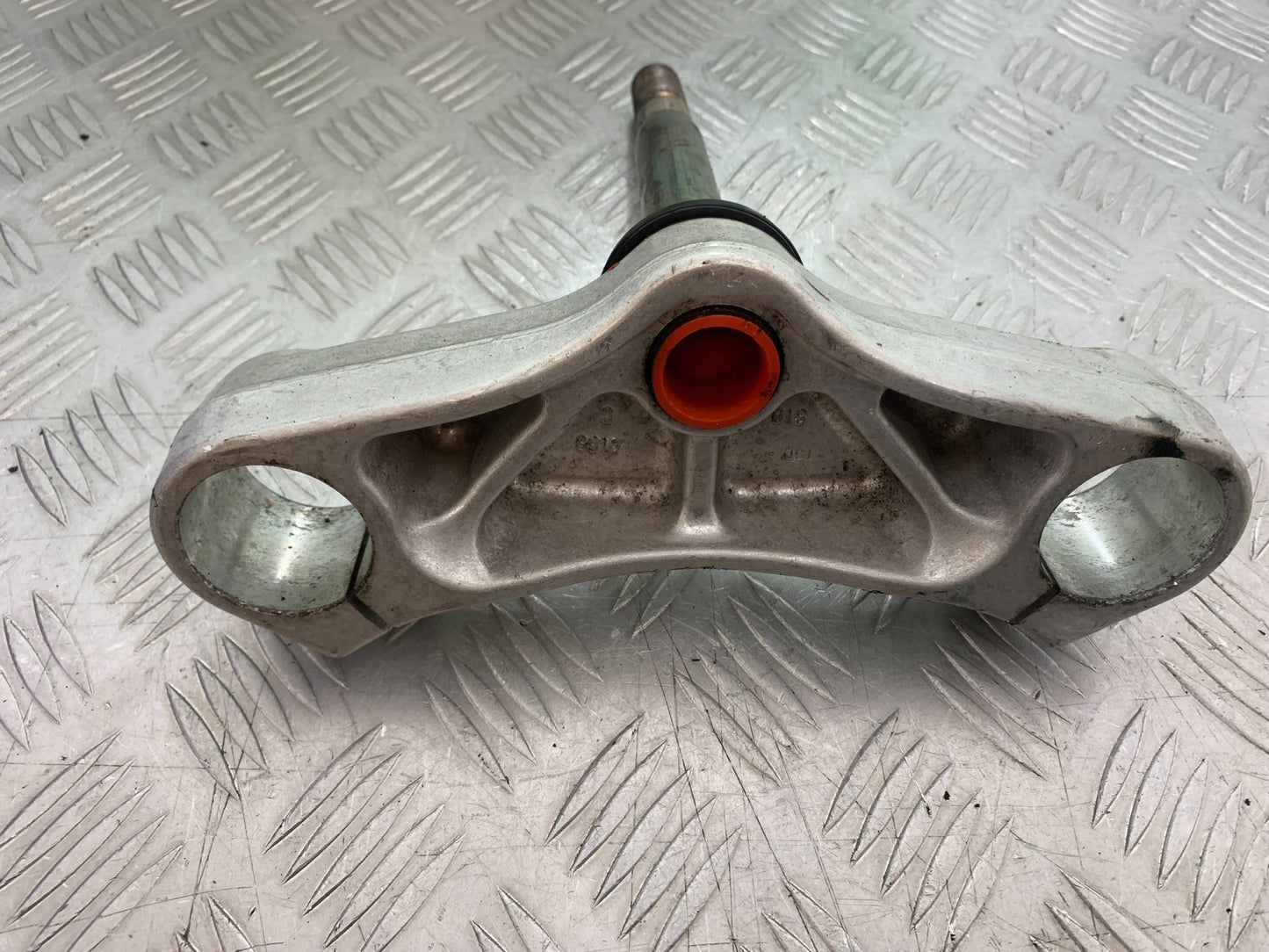 TRIUMPH 955i DAYTONA BOTTOM YOKE  YEAR 2002-2006 (CMB1229)