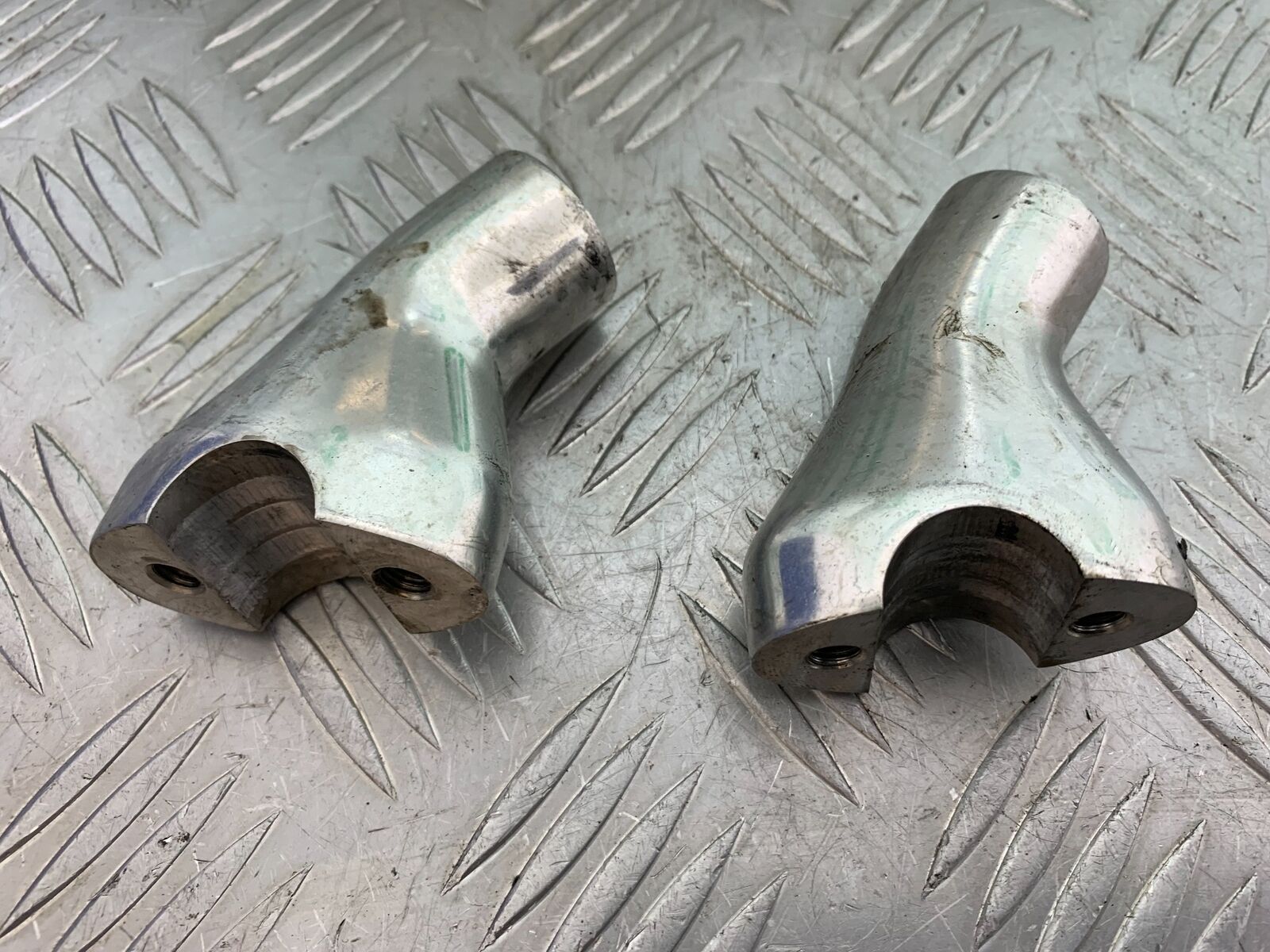 TRIUMPH THUNDERBIRD 1600 HANDLEBAR RISERS  YEAR 2011 (CMB1107)