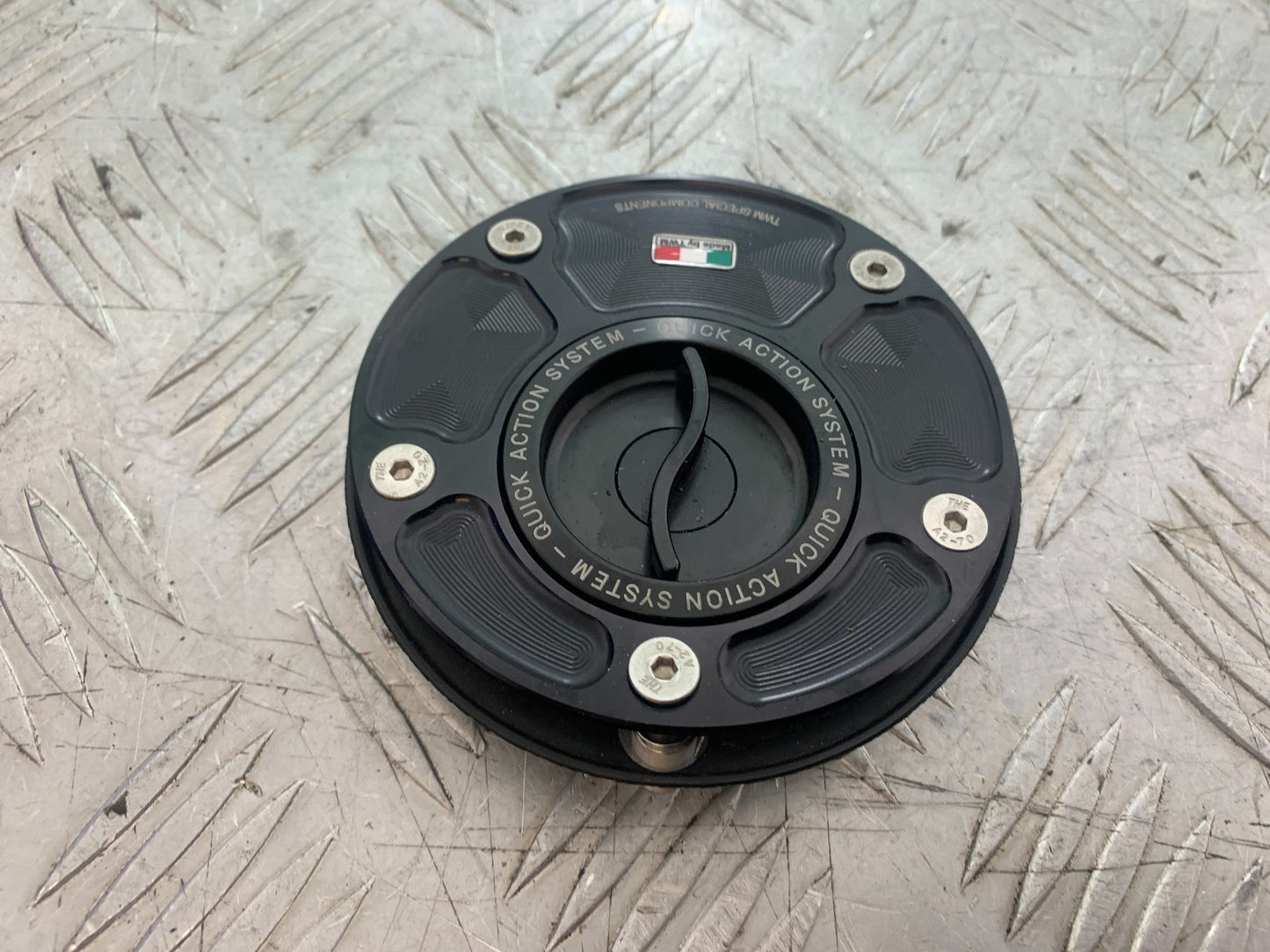 YAMAHA YZF R1 14 B BIG BANG PETROL CAP 2009-14 (CMB1175)