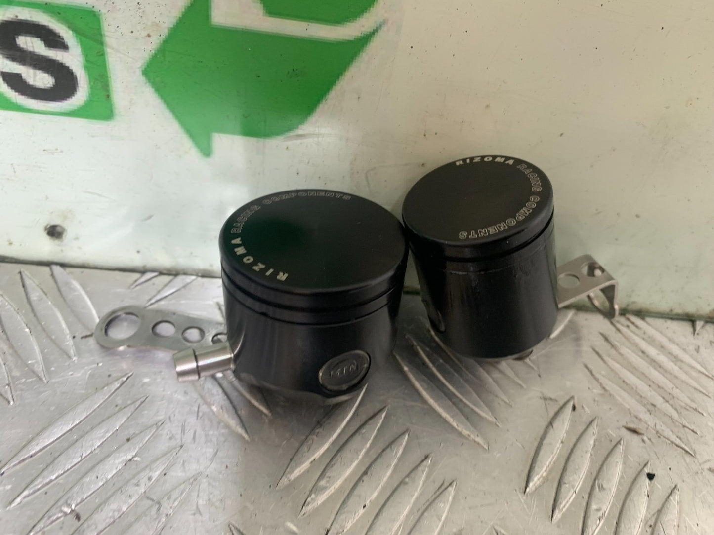 TRIUMPH 1050 SPEED TRIPLE  RIZOMA FLUID POTS YEAR 2005-2007 (CMB1322)