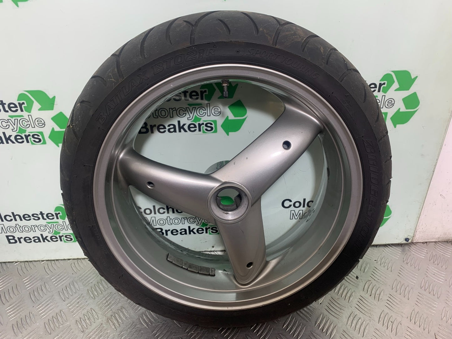 TRIUMPH 955i SPRINT ST REAR WHEEL (TYRE IS GGOD) 1999-2004 (CMB1176)