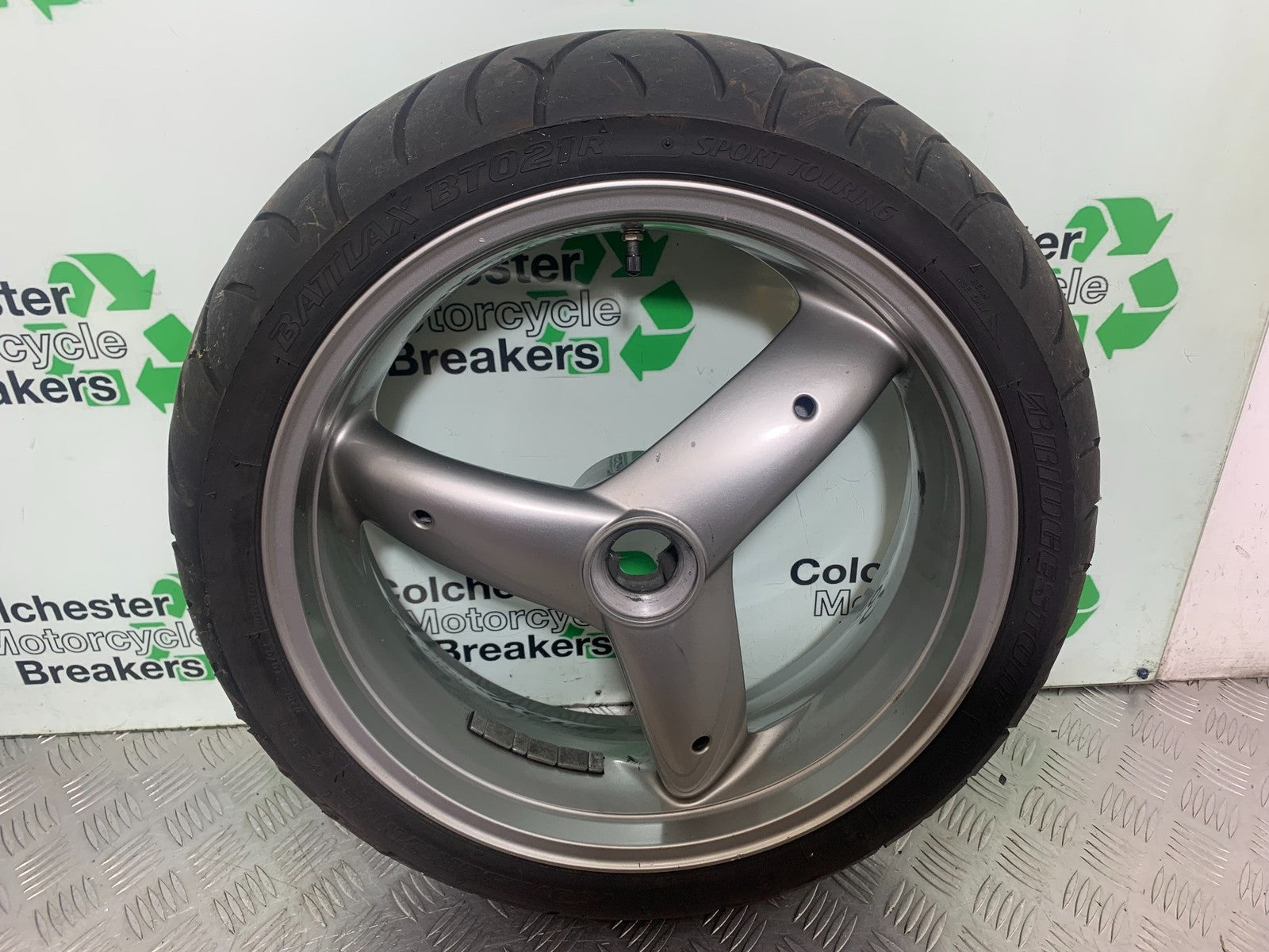 TRIUMPH 955i SPRINT ST REAR WHEEL (TYRE IS GGOD) 1999-2004 (CMB1176)