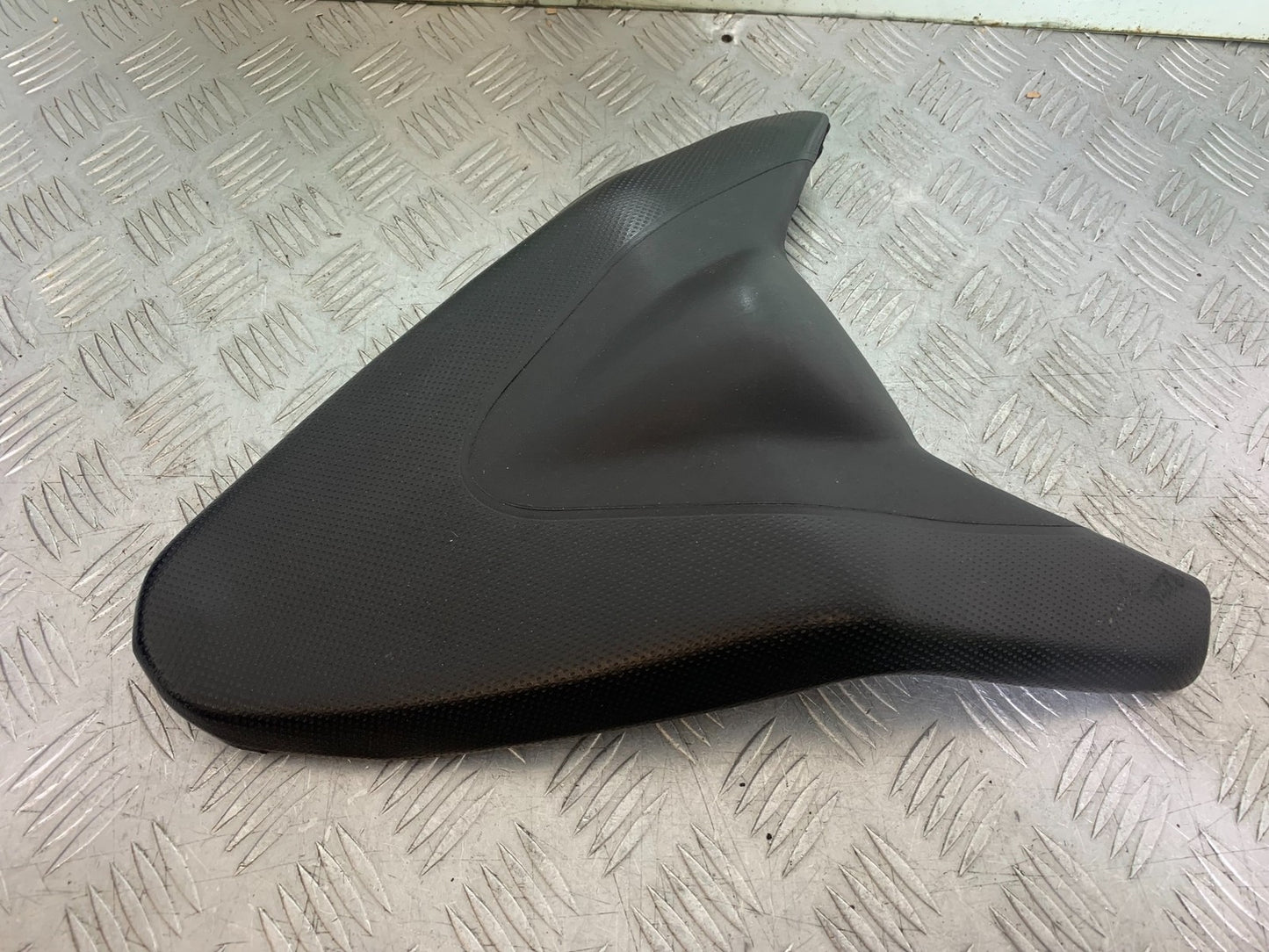 APRILIA TUONO 1000 V4R REAR SEAT YEAR 2011-13  (CMB1316)