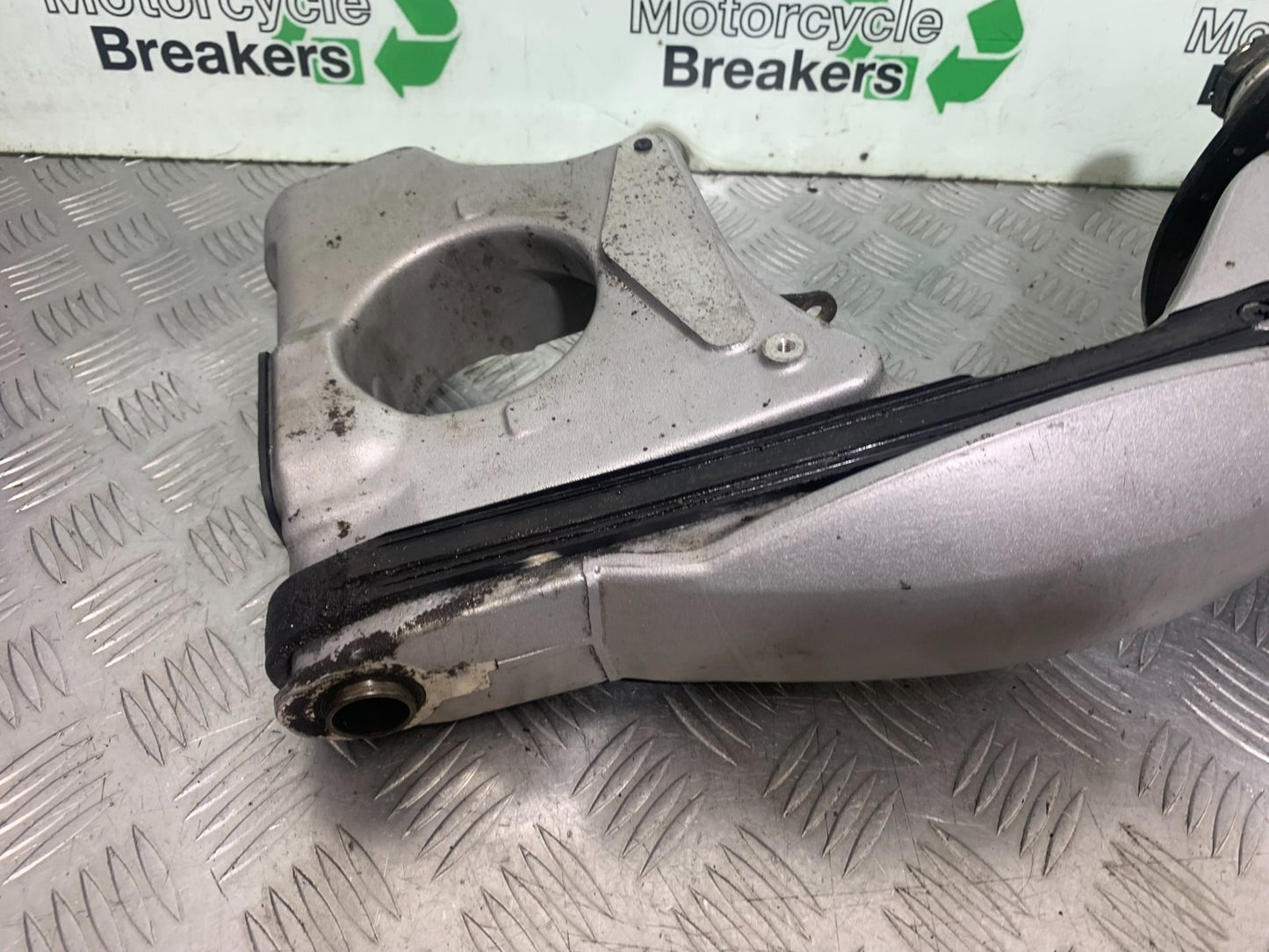TRIUMPH 955i SPRINT ST SWINGARM   1999-2004 (CMB1176)