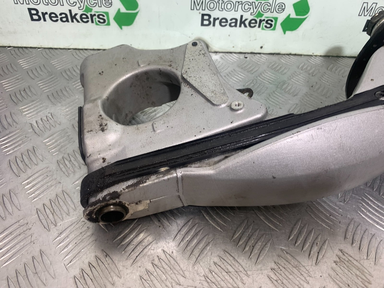 TRIUMPH 955i SPRINT ST SWINGARM   1999-2004 (CMB1176)