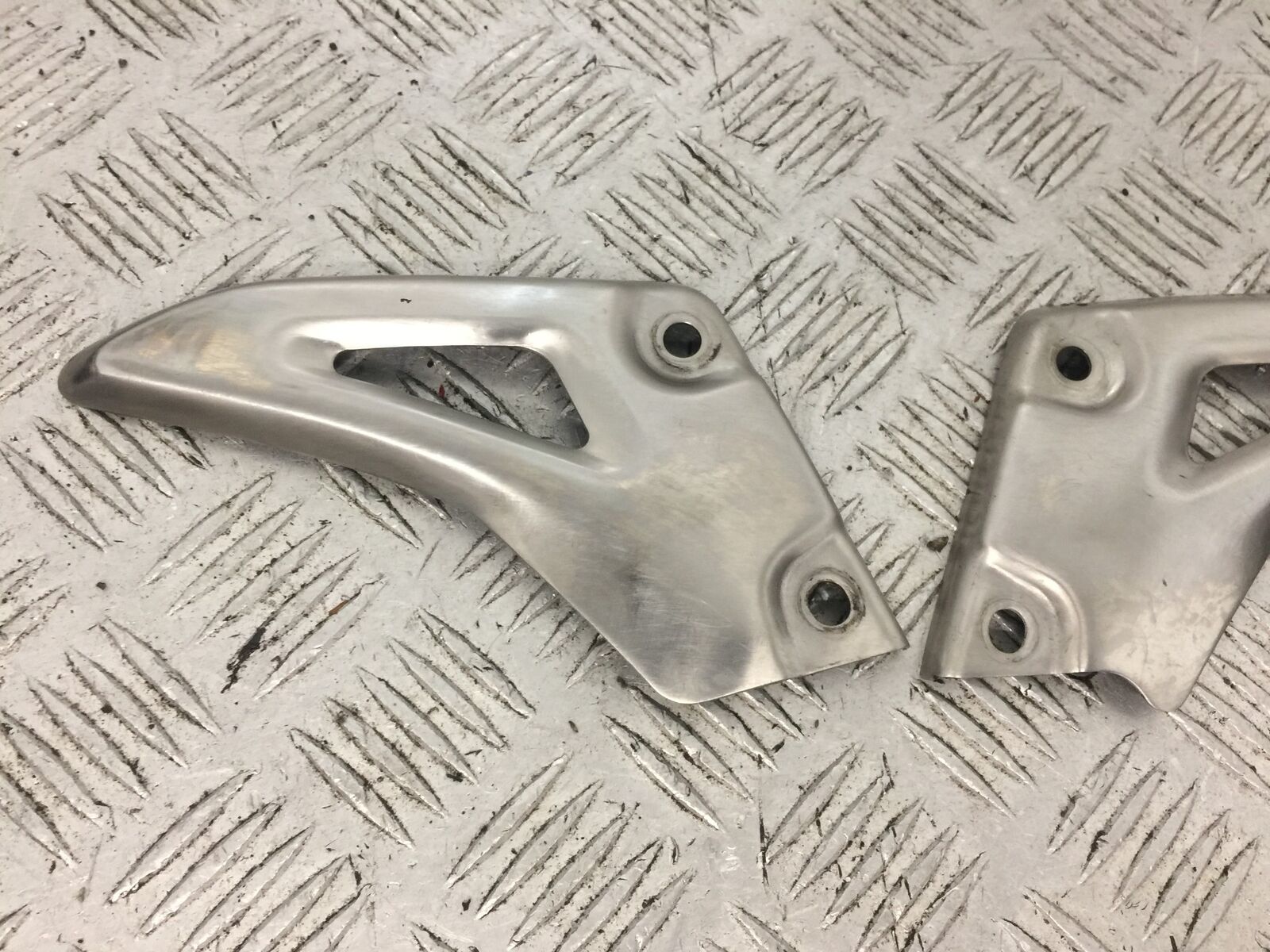 TRIUMPH 1050 SPEED TRIPLE HEEL PLATES  YEAR 2012-2015 (STOCK 752)