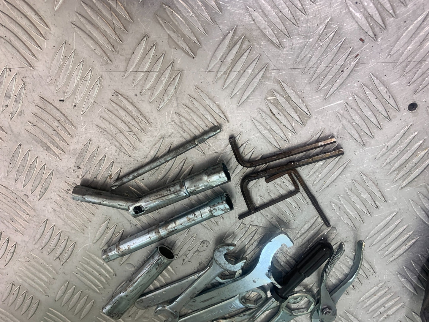 SUZUKI SV650 SV 650 mk1 TOOL KIT    YEAR 1999-2002 (CMB1160)
