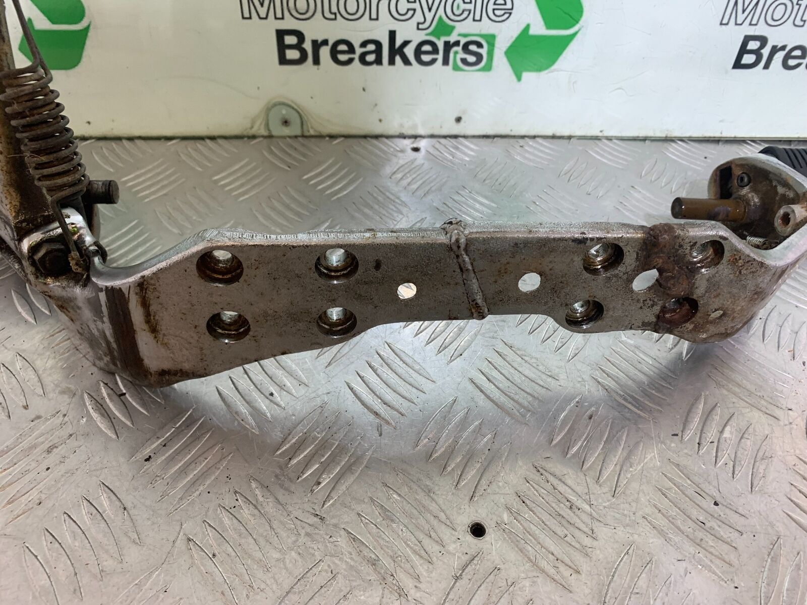 SUZUKI VS1400 VS 1400 INTRUDER FOOTRESTS AND BRACKET   YEAR 1988 (CMB1077)