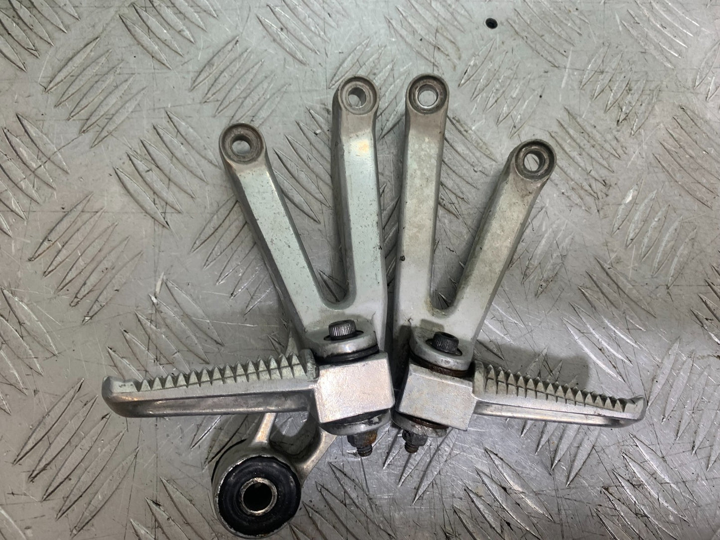 YAMAHA YZF R1 4XV REAR HANGERS YEAR 1998-99 (CMB1291)