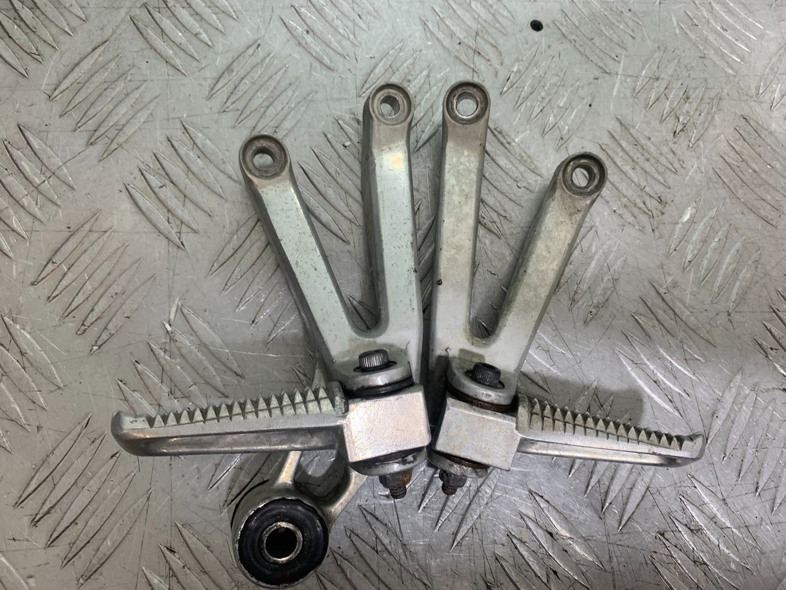 YAMAHA YZF R1 4XV REAR HANGERS YEAR 1998-99 (CMB1291)
