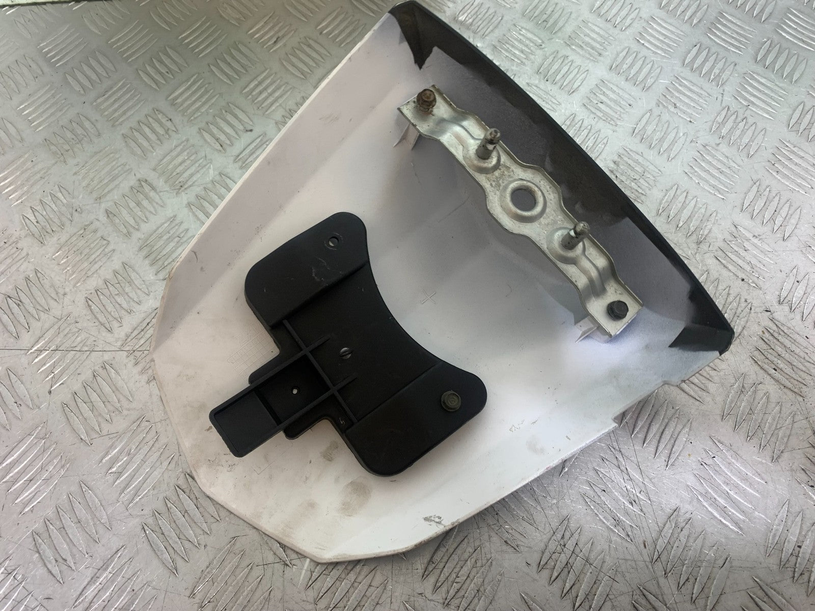 SUZUKI GSXR750 GSXR 750 K4 K5 REAR SEAT COWL  2004-2005 (CMB1319)