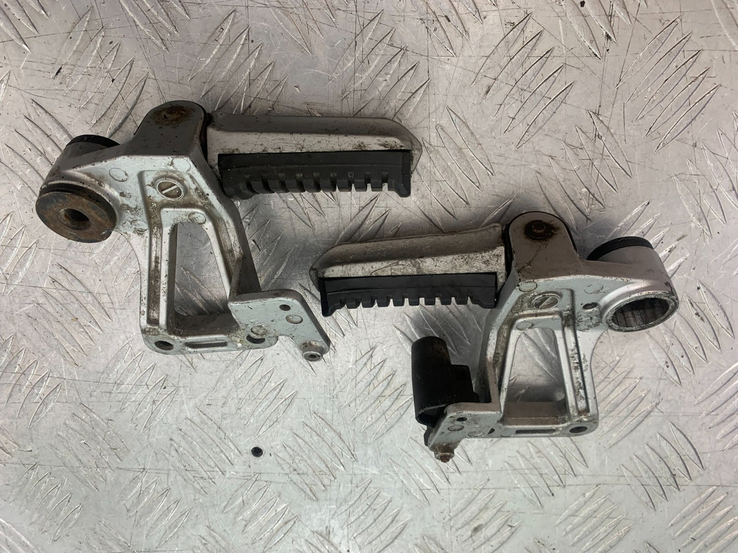 KAWASAKI GPZ600 GPZ 600 REAR HANGES   YEAR 1988-90 (CMB1258)