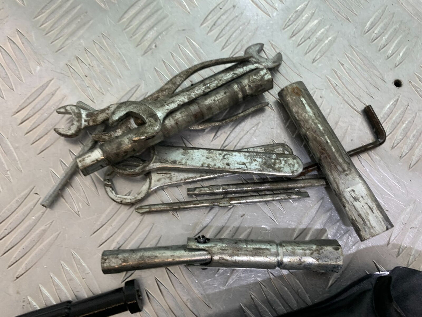 SUZUKI SV650 SV 650 TOOL KIT YEAR 2003-2006 (CMB1024)