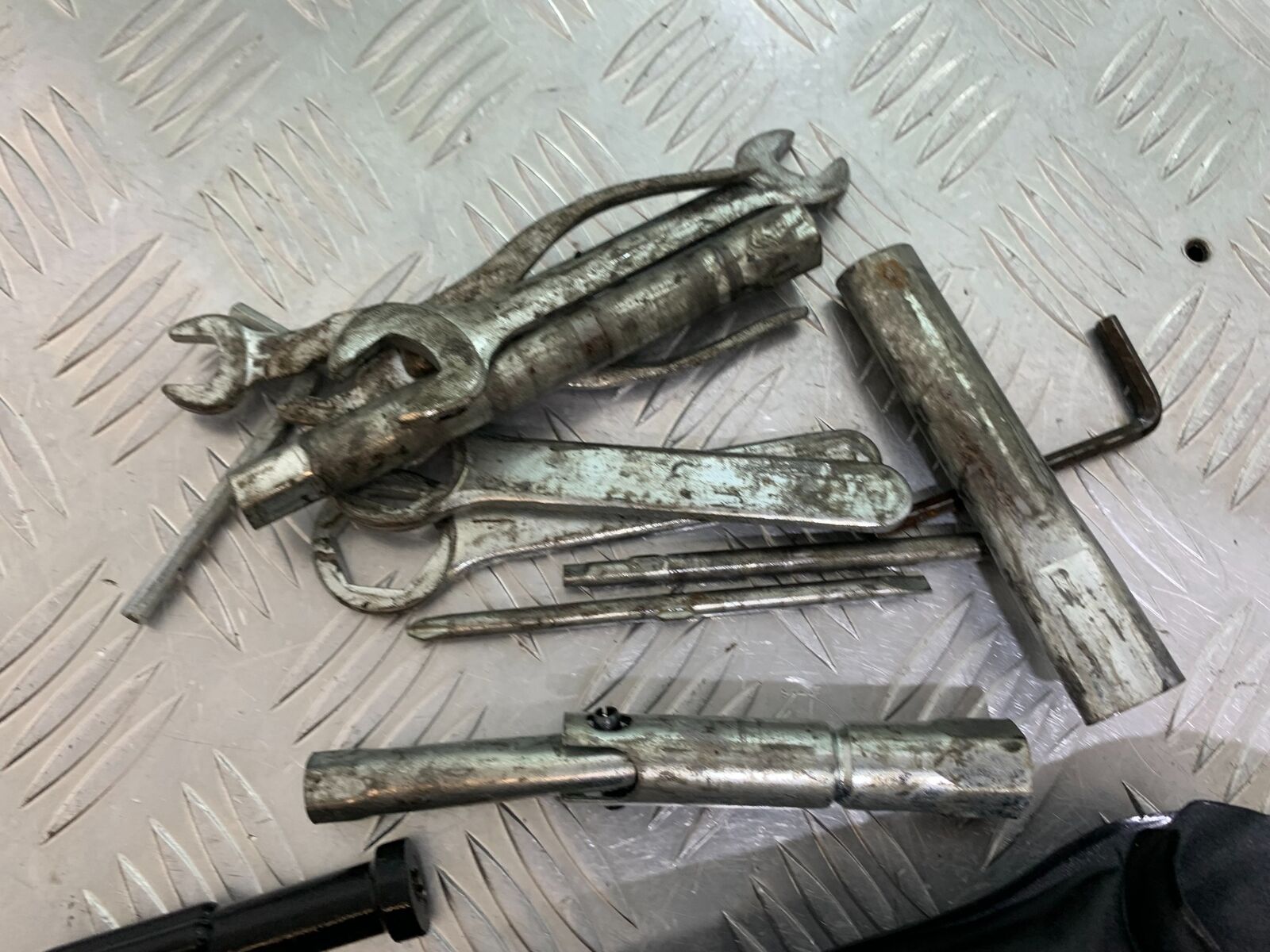 SUZUKI SV650 SV 650 TOOL KIT YEAR 2003-2006 (CMB1024)