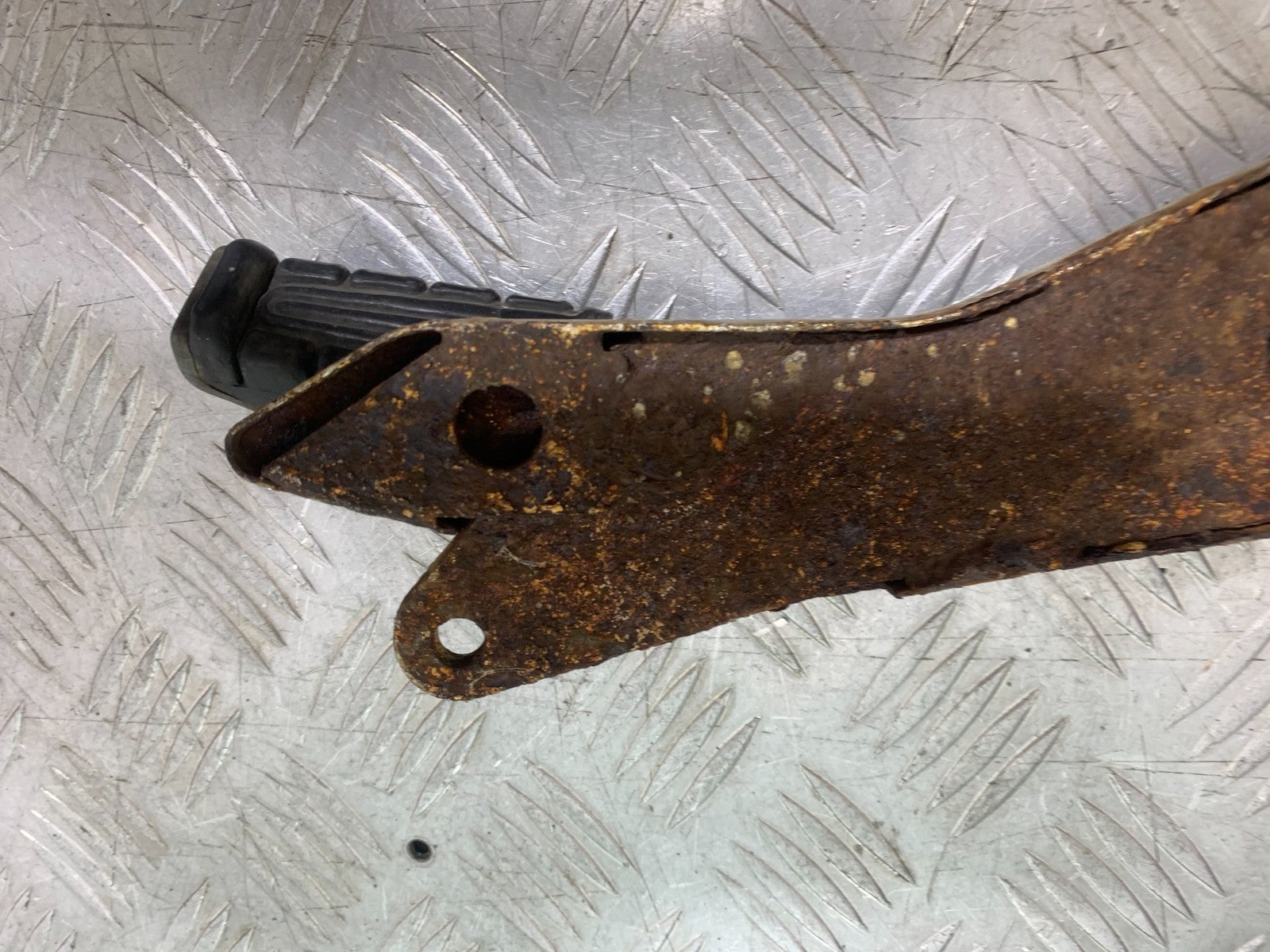 YAMAHA YBR125 CUSTOM FRONT LEFT HANGER   YEAR 2008-2016 (CMB1192)