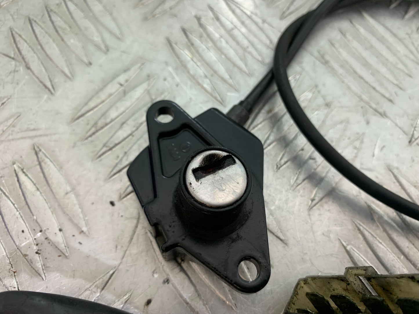 TRIUMPH T509 SPEED TRIPLE IGNITION SWITCH SEAT LOCK KEY YEAR 1997-1998 (CMB1144)