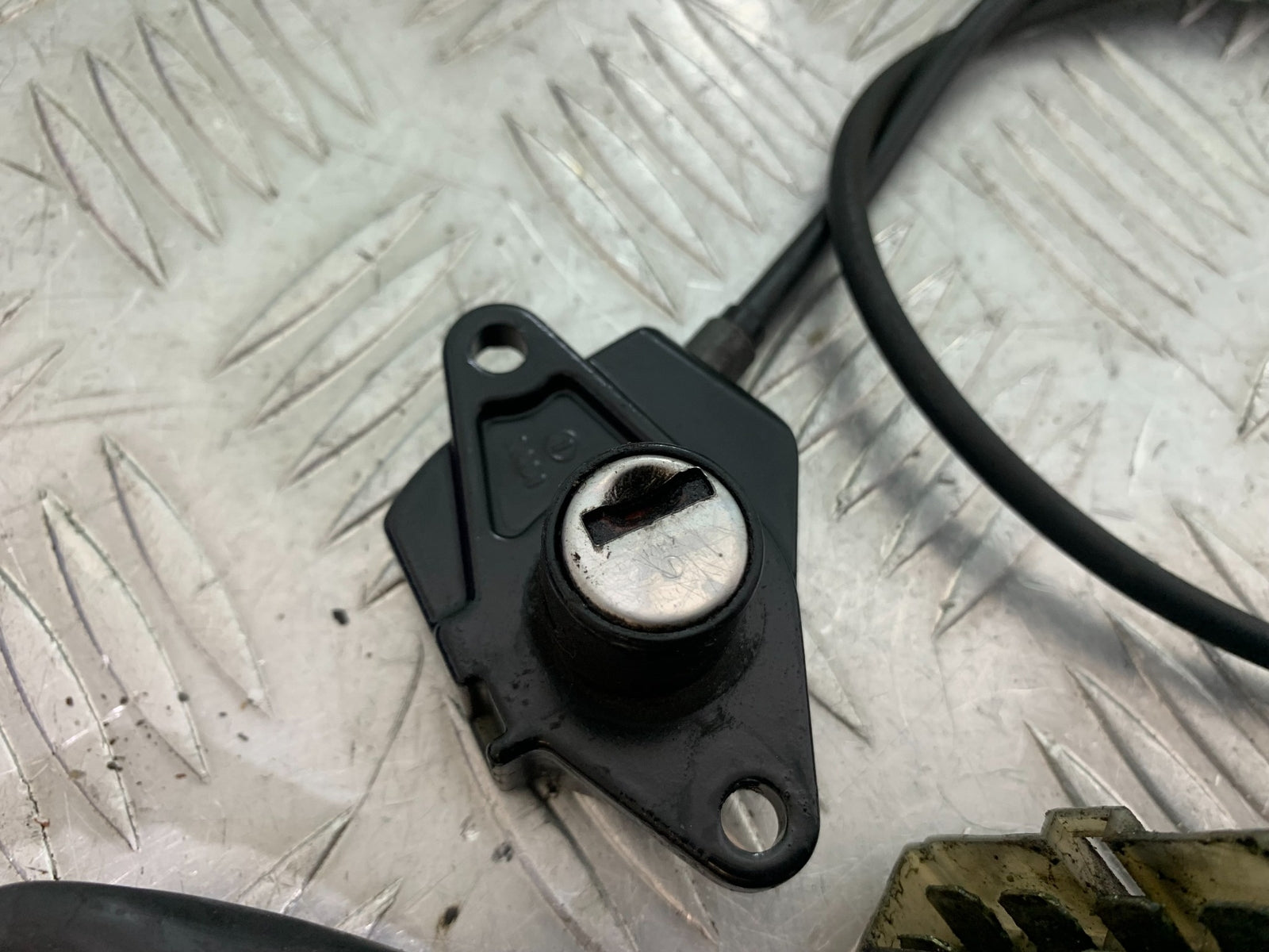 TRIUMPH T509 SPEED TRIPLE IGNITION SWITCH SEAT LOCK KEY YEAR 1997-1998 (CMB1144)