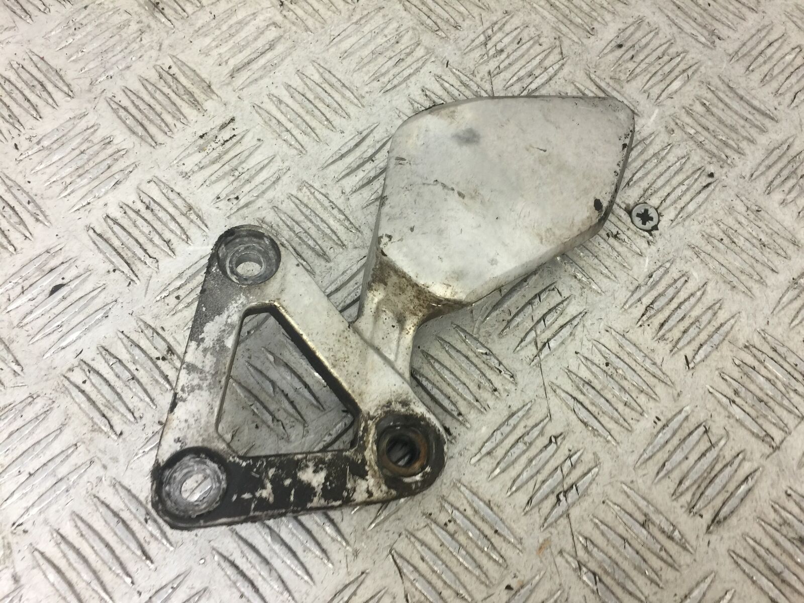 YAMAHA FZS600 FAZER 600 FRONT LEFT HANGER  YEAR 1998-03  (STOCK 618)