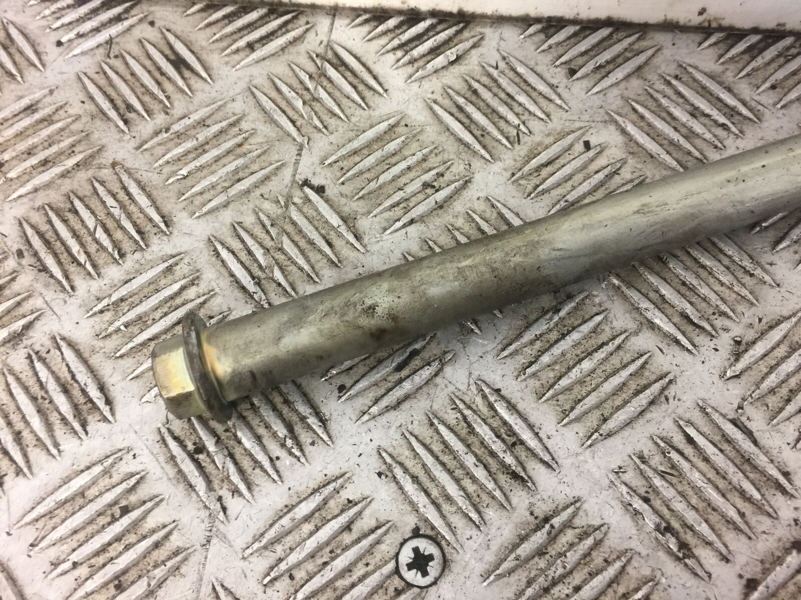 SUZUKI GSF1200 GSF 1200 BANDIT SWING ARM SPINDLE  MK2 YEAR  2003 STOCK 440