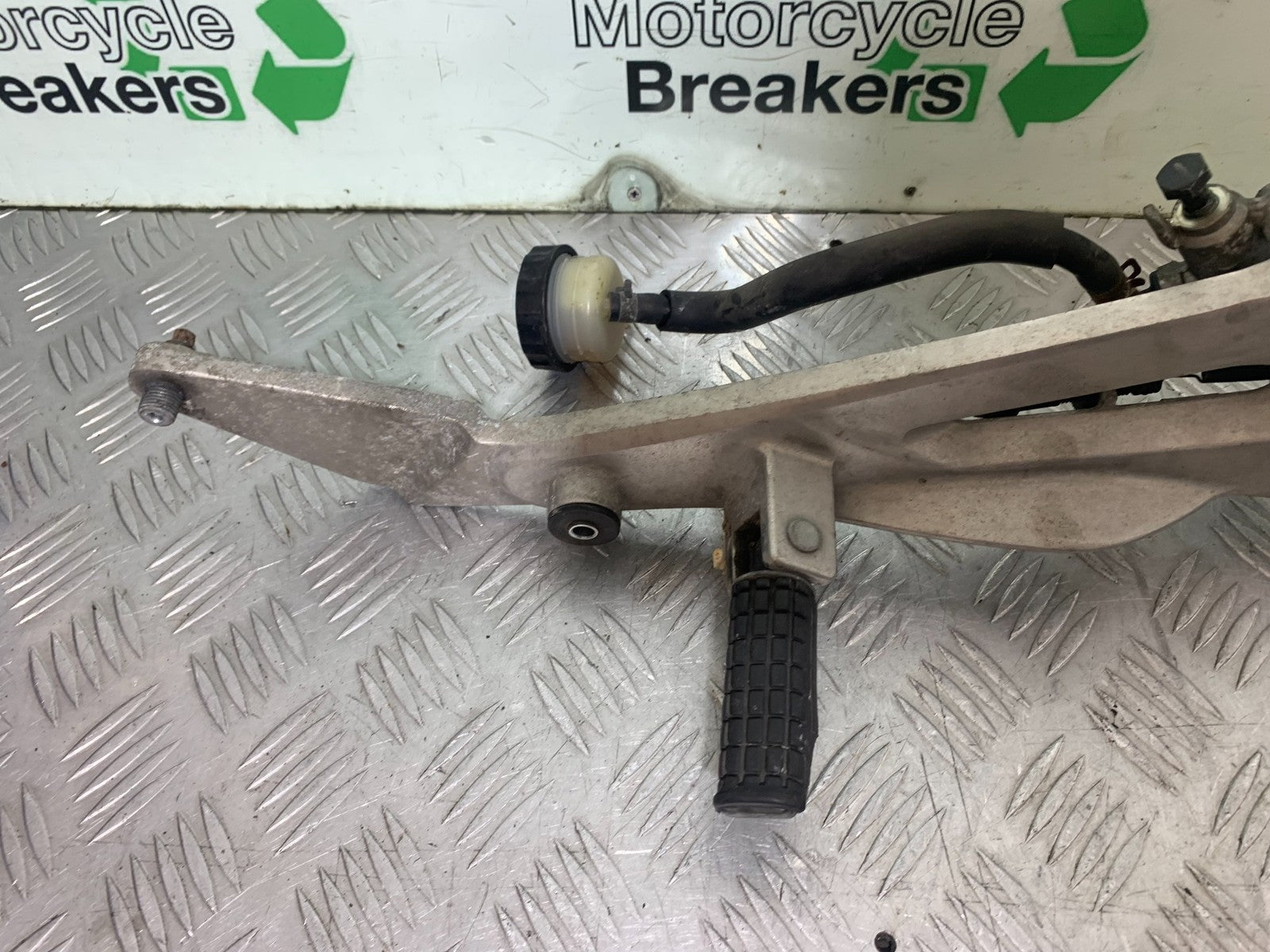 HONDA NT650 V DEAUVILLE RIGHT HANGER AND PEGS  YEAR 1998-01(CMB1320)