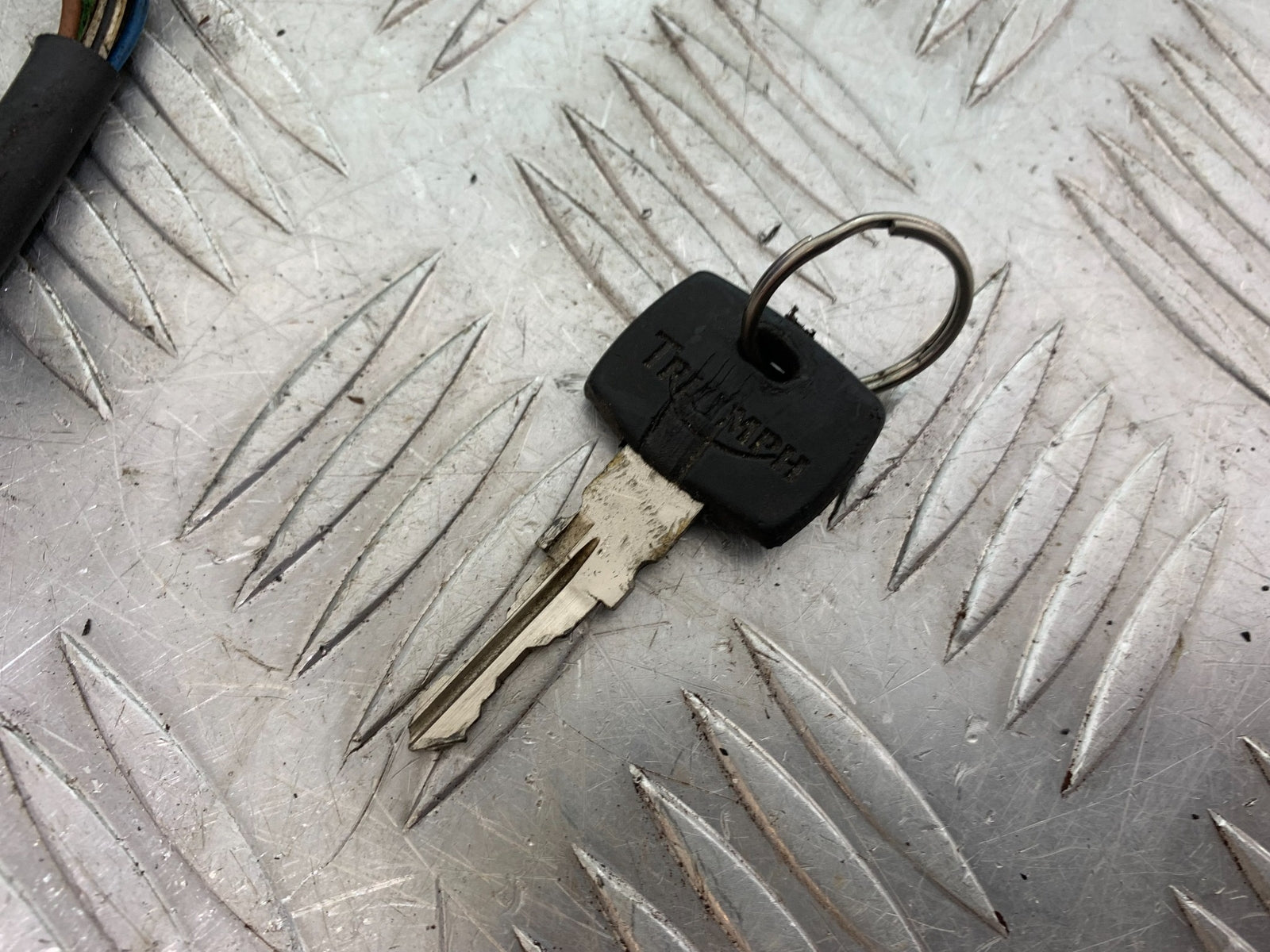 TRIUMPH T509 SPEED TRIPLE IGNITION SWITCH SEAT LOCK KEY YEAR 1997-1998 (CMB1144)