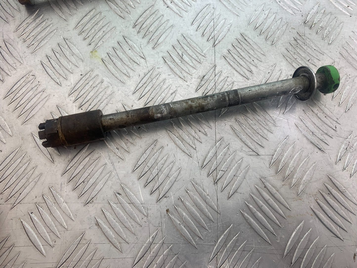 KAWASAKI GT550 GT 550 REAR WHEEL SPINDLE YEAR 1984-87 (CMB1141)