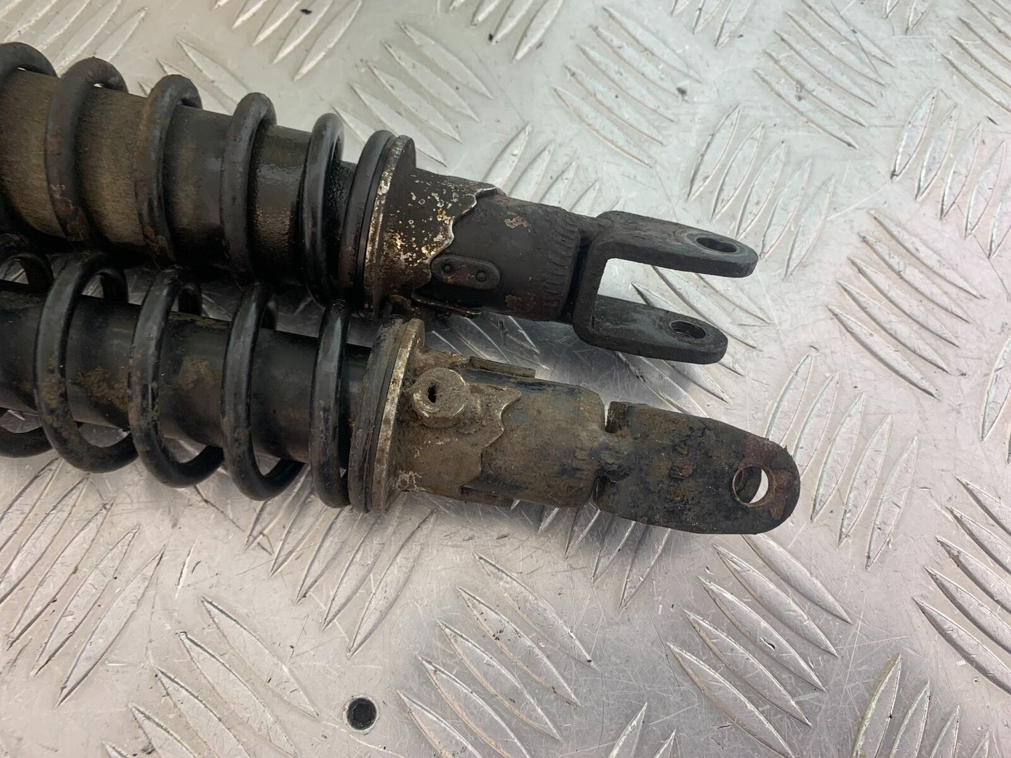 SUZUKI AN 200 UN 200 BURGMAN REAR SHOCKS  YEAR 2007-09 (CMB1128)